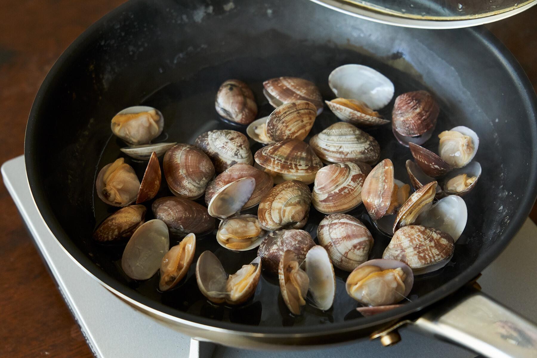 あさりを蒸し煮にする