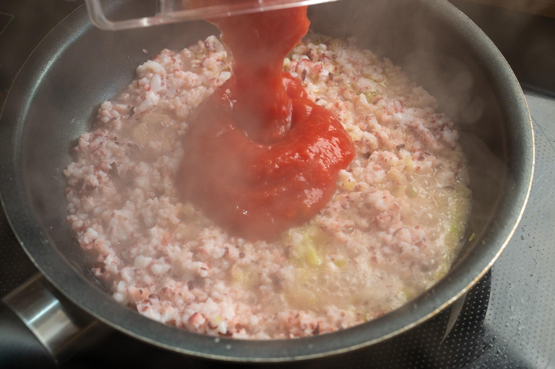 パッサータを加え煮込む