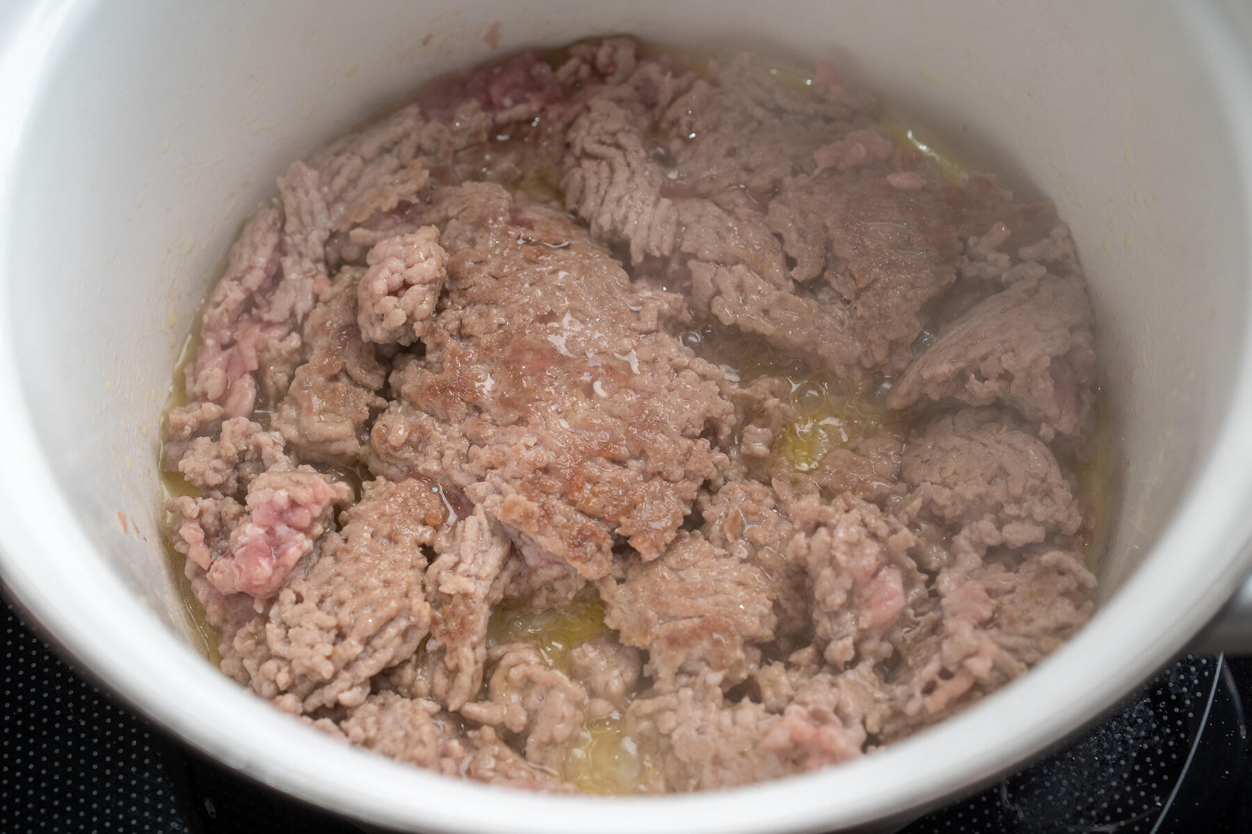 豚挽き肉を炒める