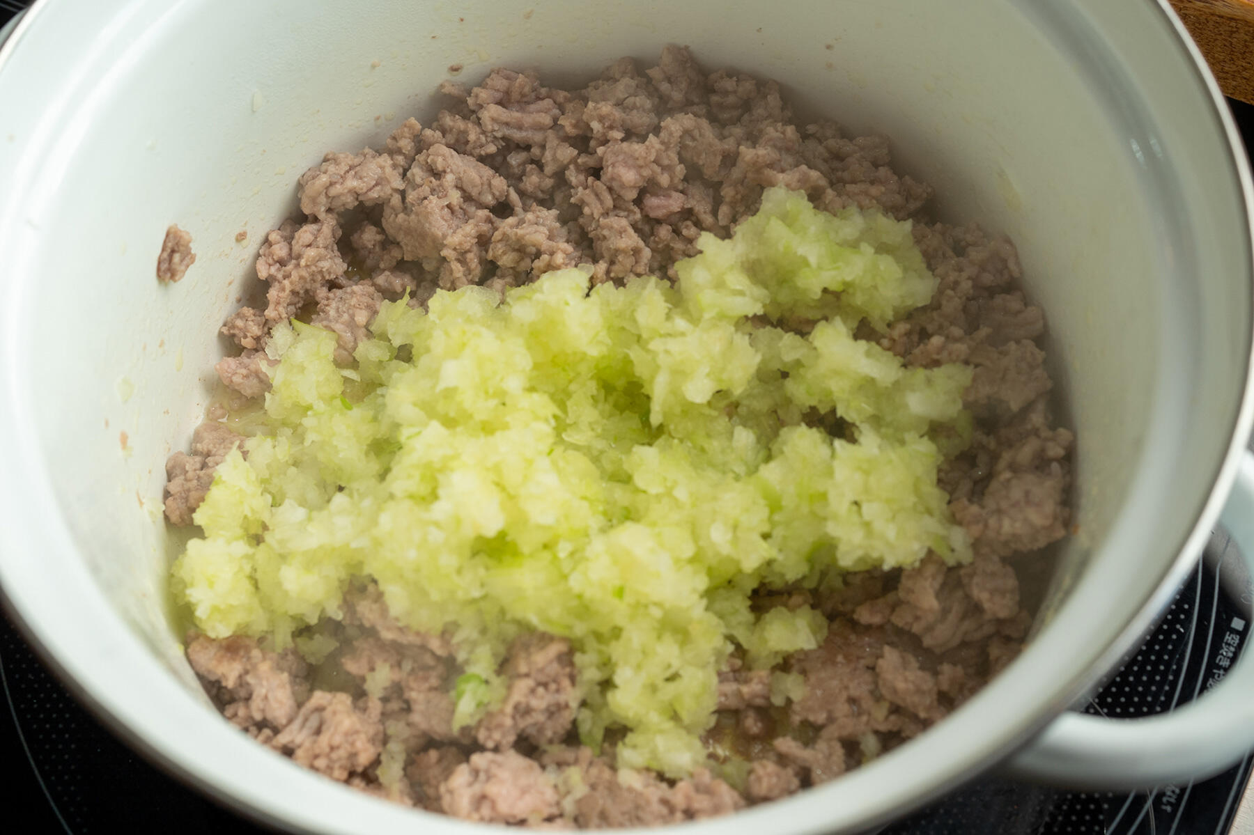 セロリと鶏レバーを加え炒める