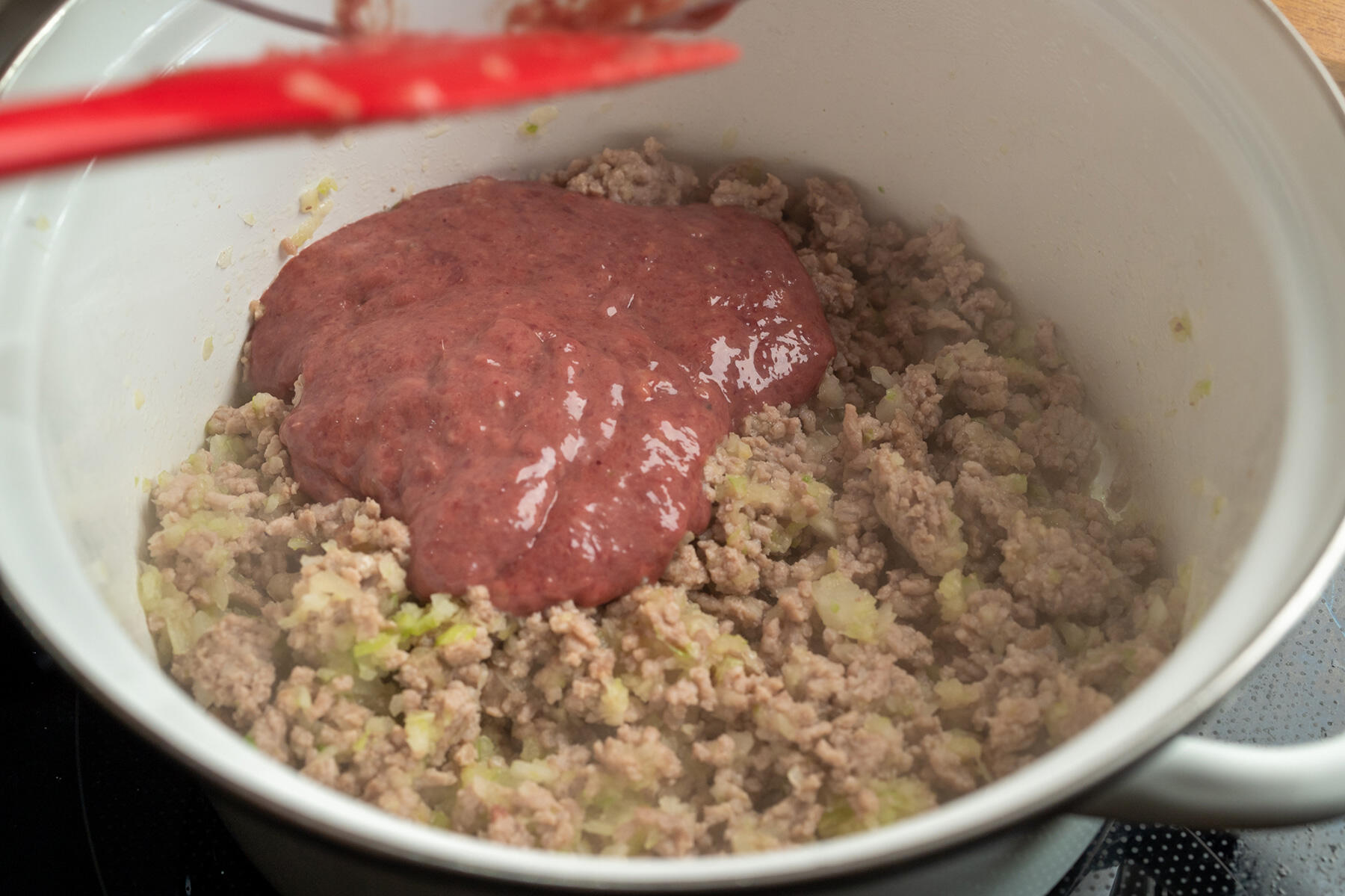 セロリと鶏レバーを加え炒める