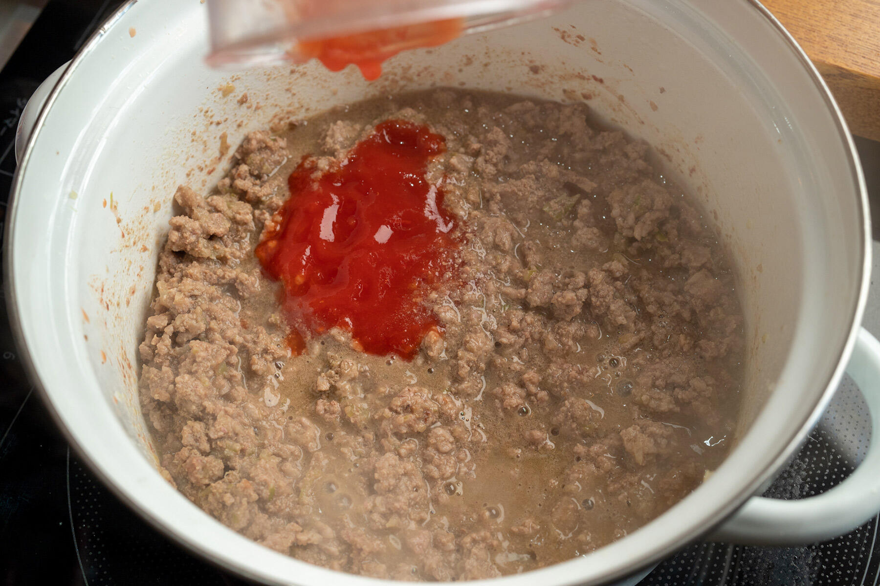 白ワインとパッサータを加え炒める