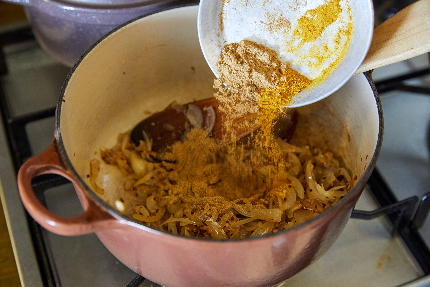 パウダースパイスとトマトを加える