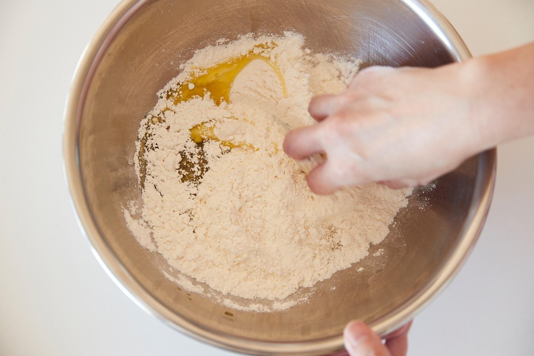 粉類を混ぜる