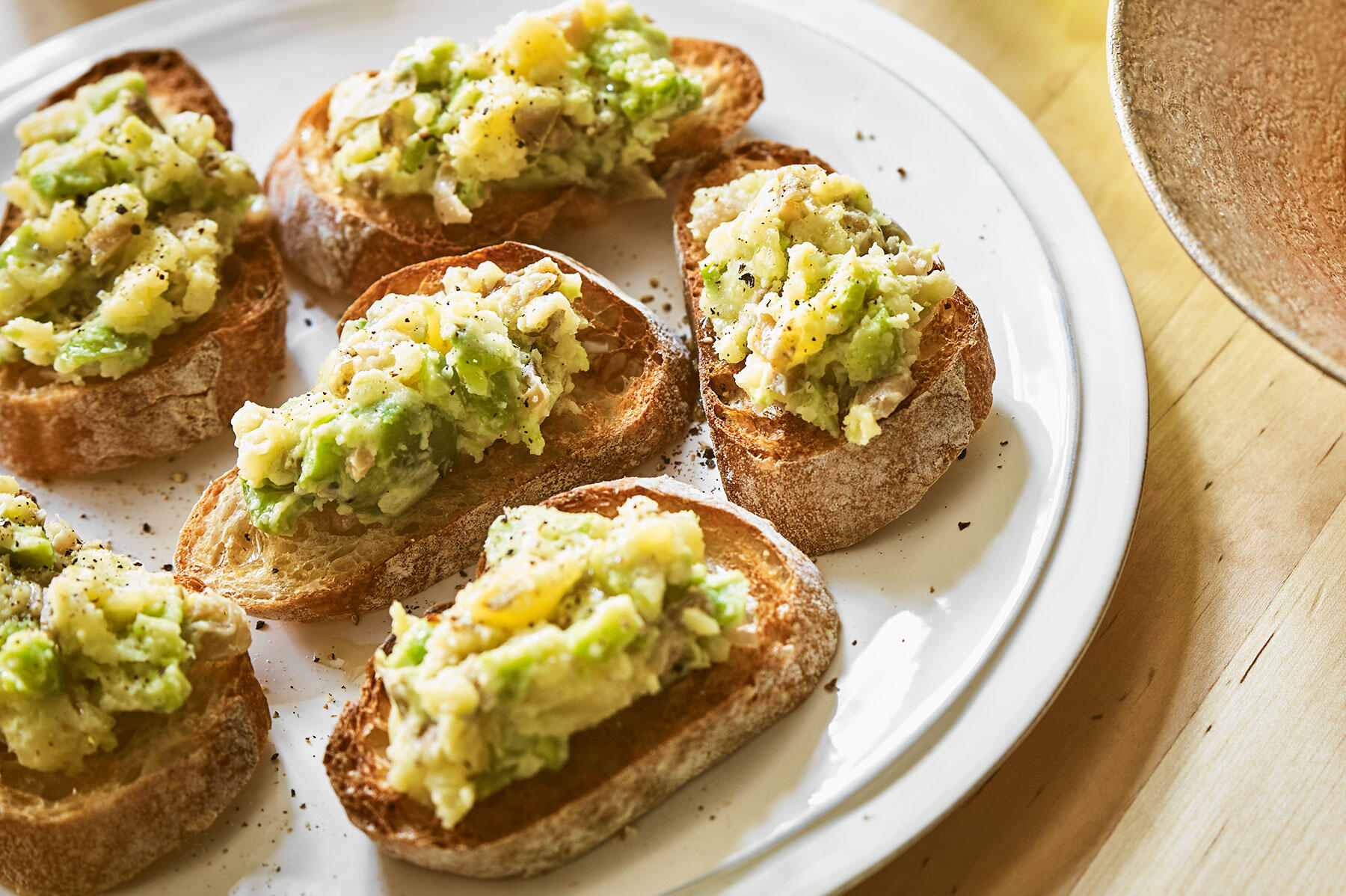 胡麻油が香り軽やかな“そら豆と新じゃがのクロスティーニ“