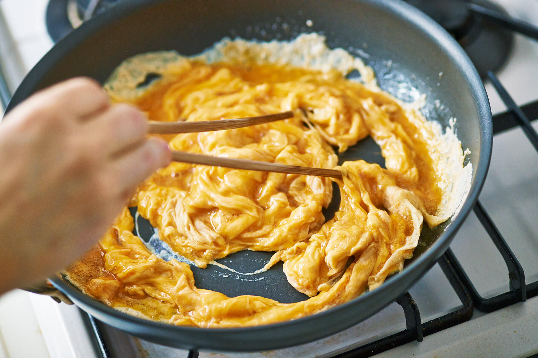 卵を加え、仕上げる