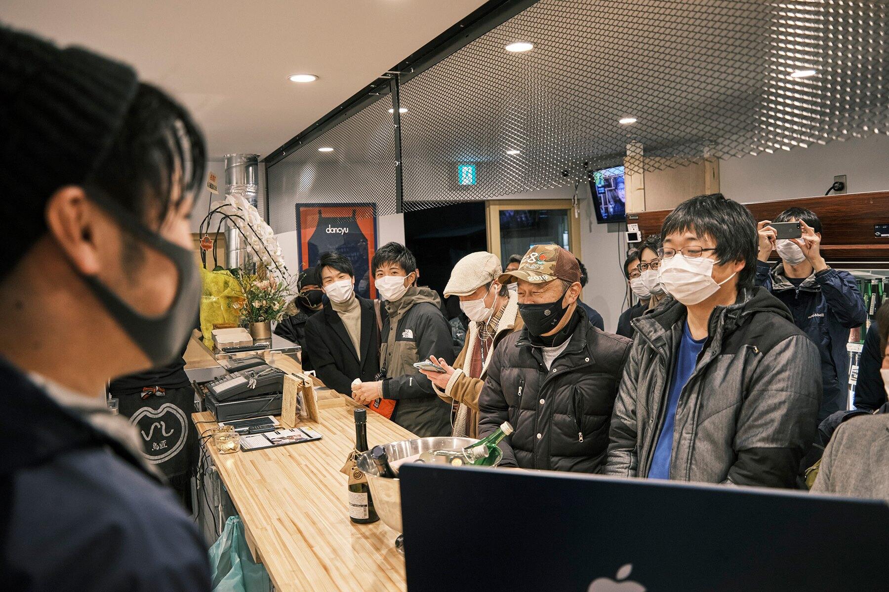 宍戸さん、耳を傾けるお客さん