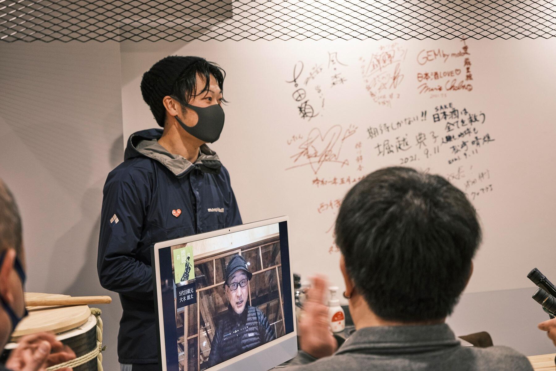 メッセージが流れるモニター