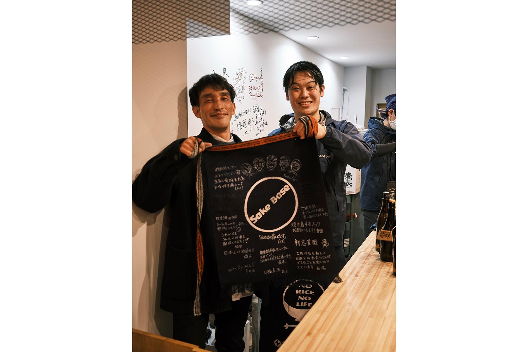 前掛けを持つ常連さんと宍戸さん