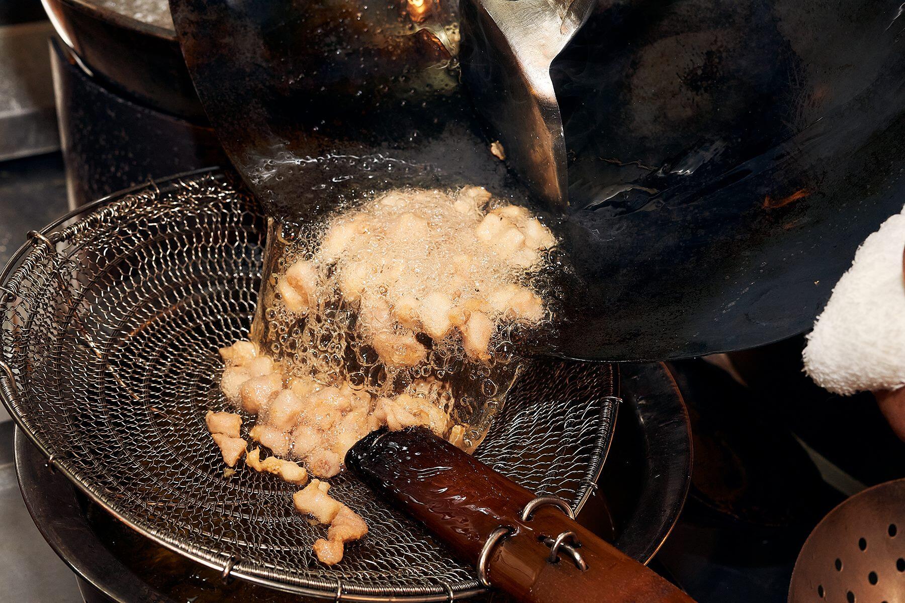 挽き肉を炒める