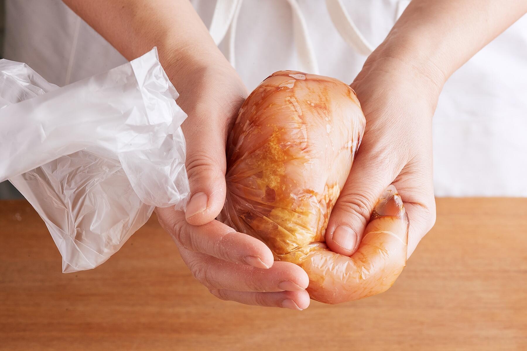 鶏肉をもみ込む