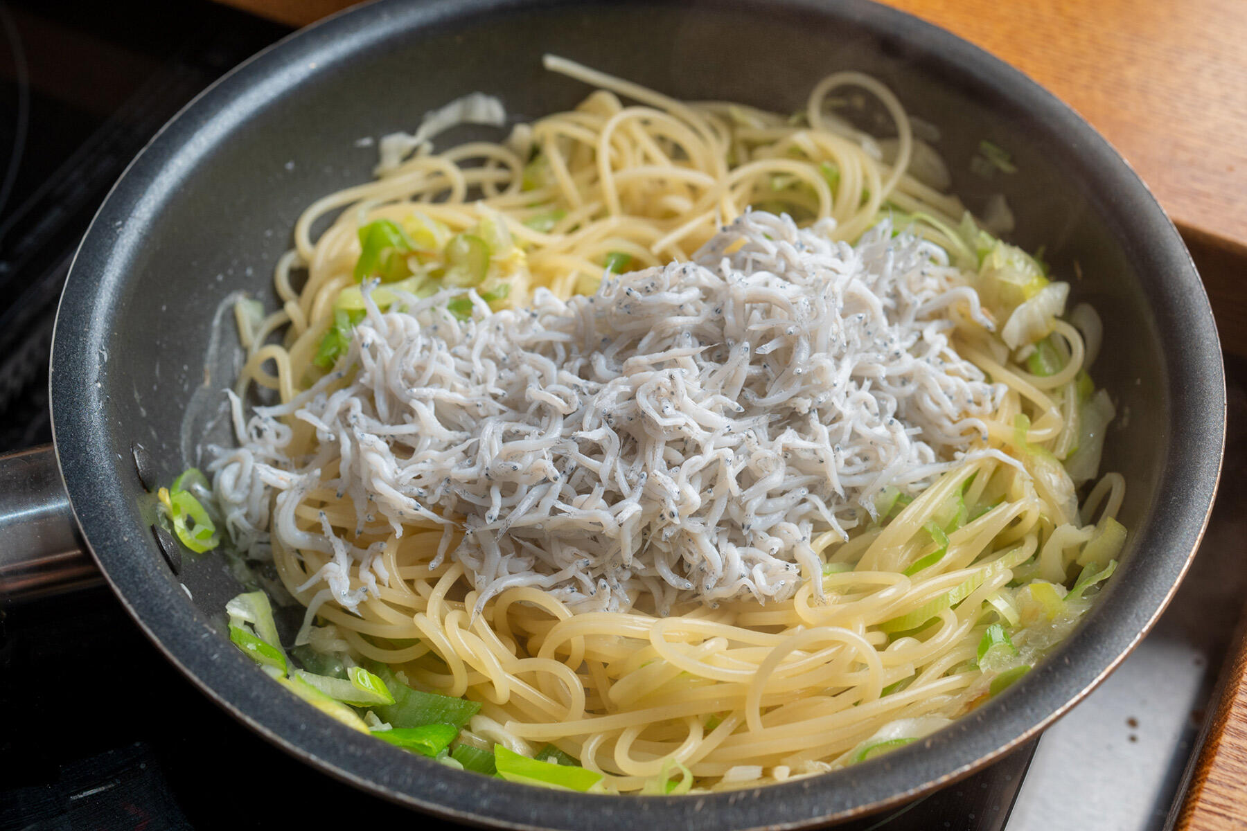 パスタとしらすも炒める