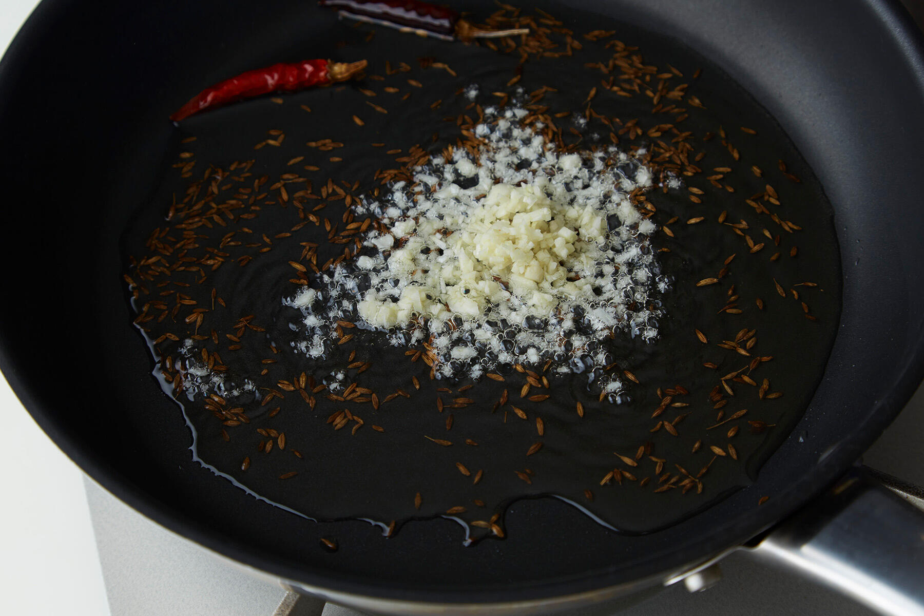 スパイスを炒める