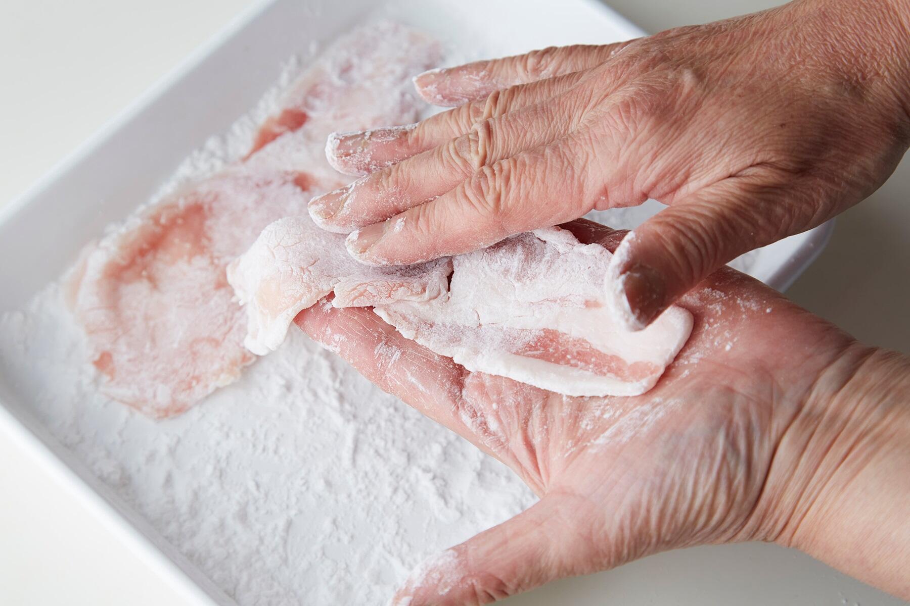 豚肉に片栗粉をまぶす