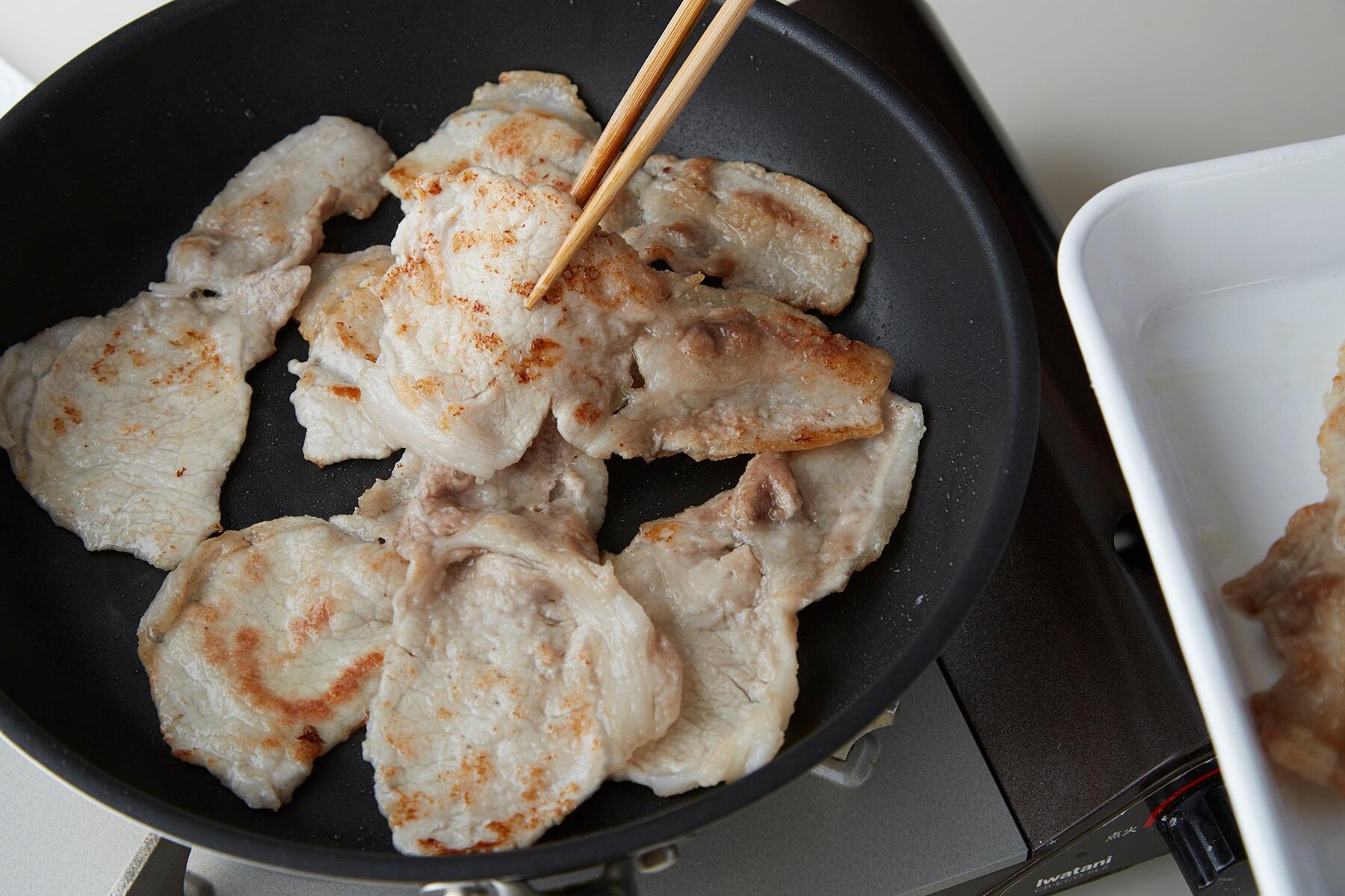 残りの豚肉を焼く