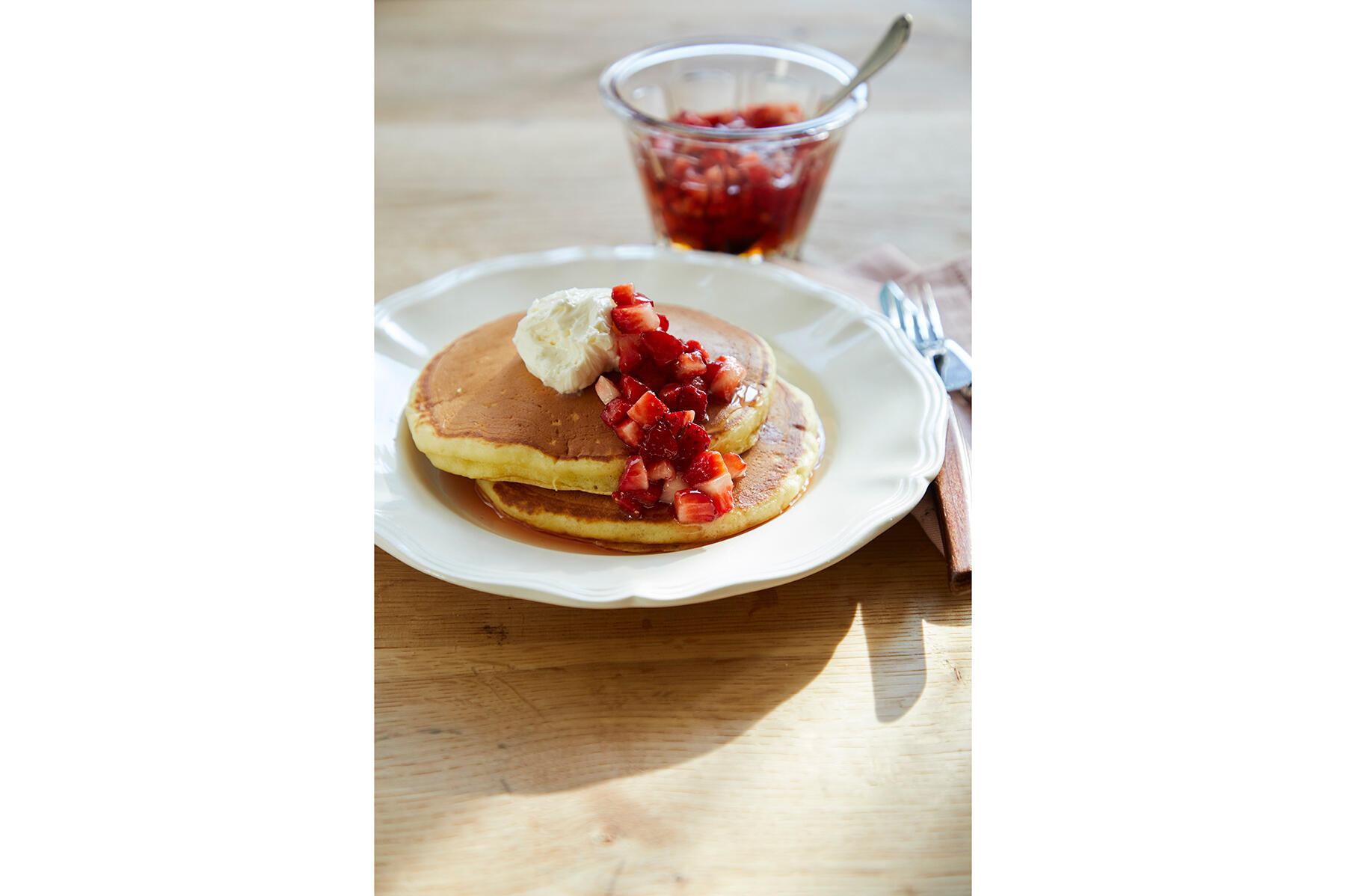 いちごソースとホイップバターのパンケーキ