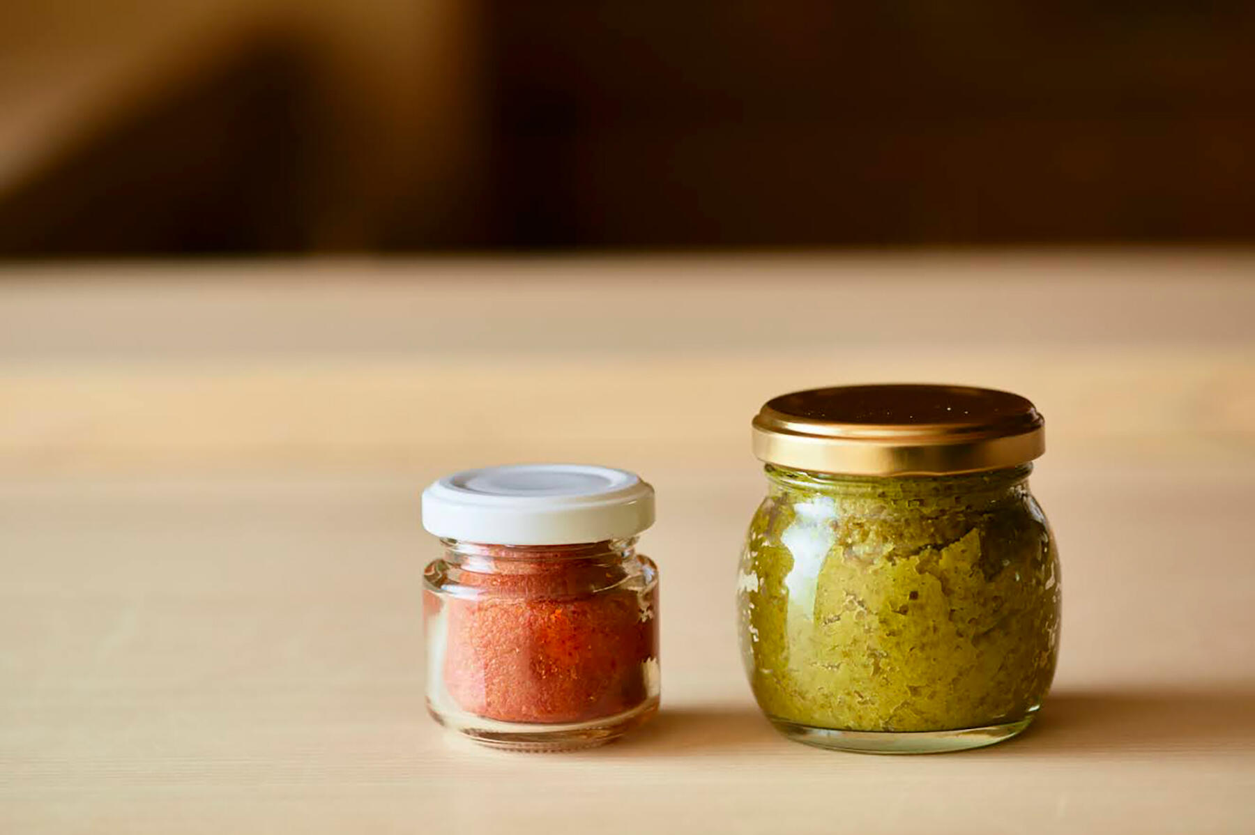 赤柚子胡椒（左）青柚子胡椒（右）