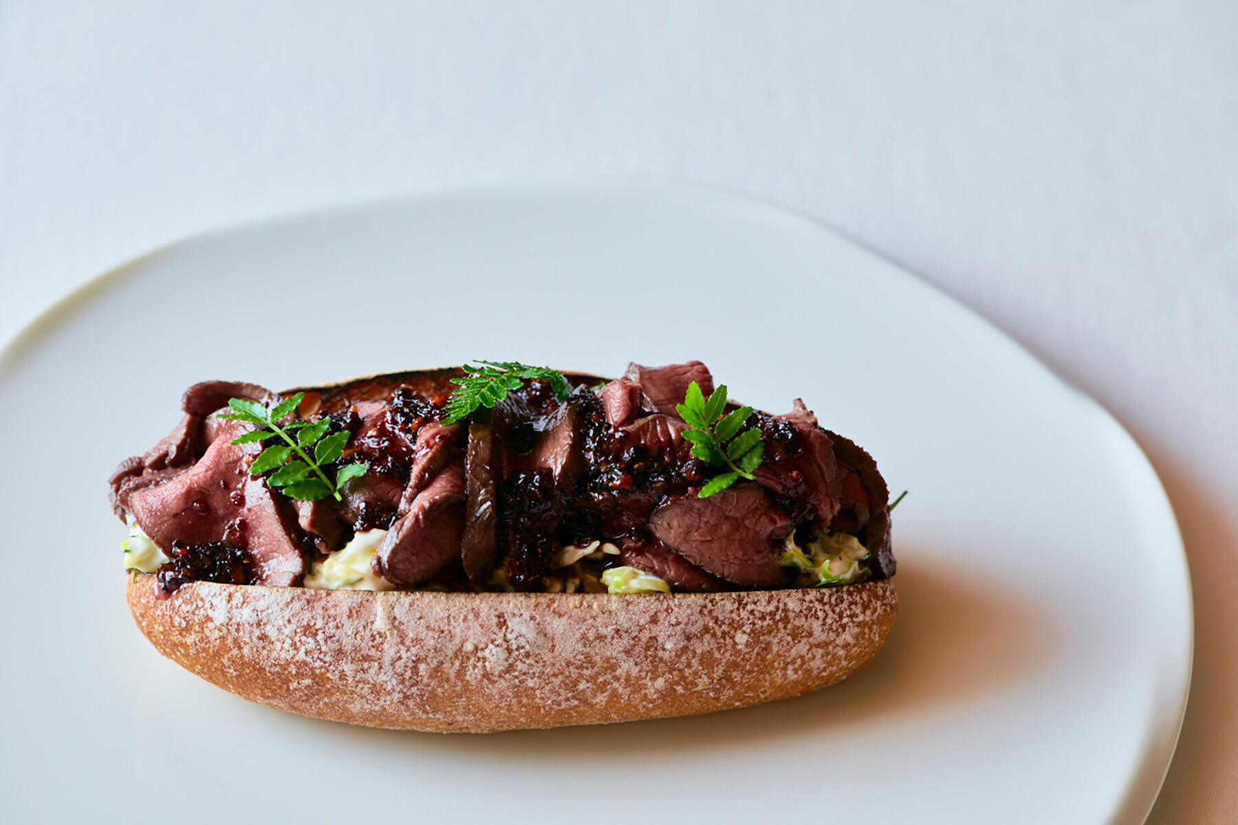 鹿肉のサンド（ロースト鹿肉の麻辣ポワヴラードサンド ブリコラージュ農民パン＆ハーバルコールスロー）