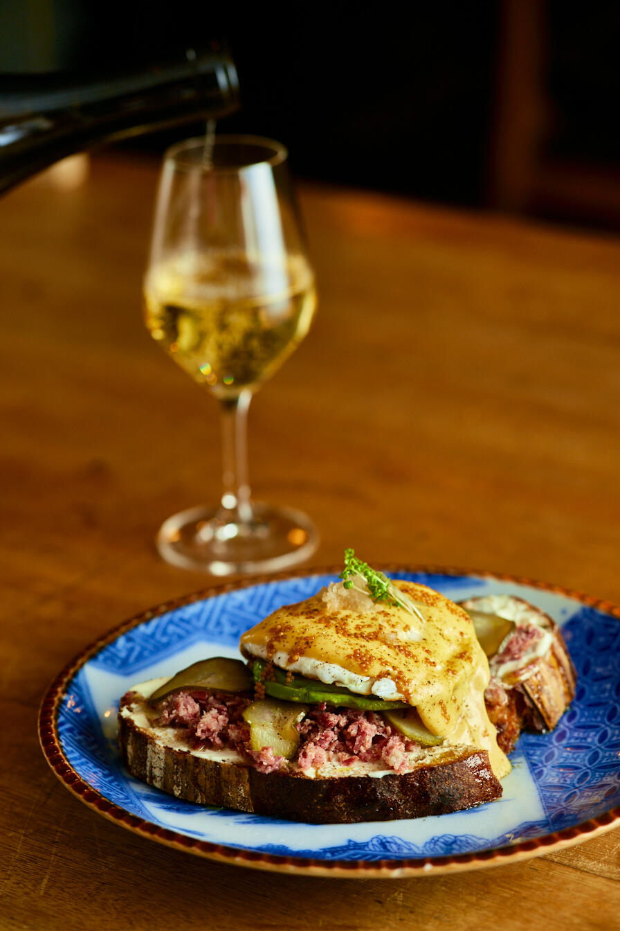 コンビーフ エッグベネディクト