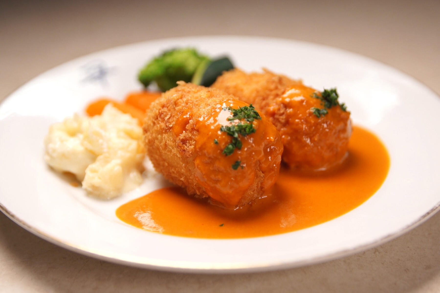 「カニクリームコロッケ」と「串ハンバーグ」