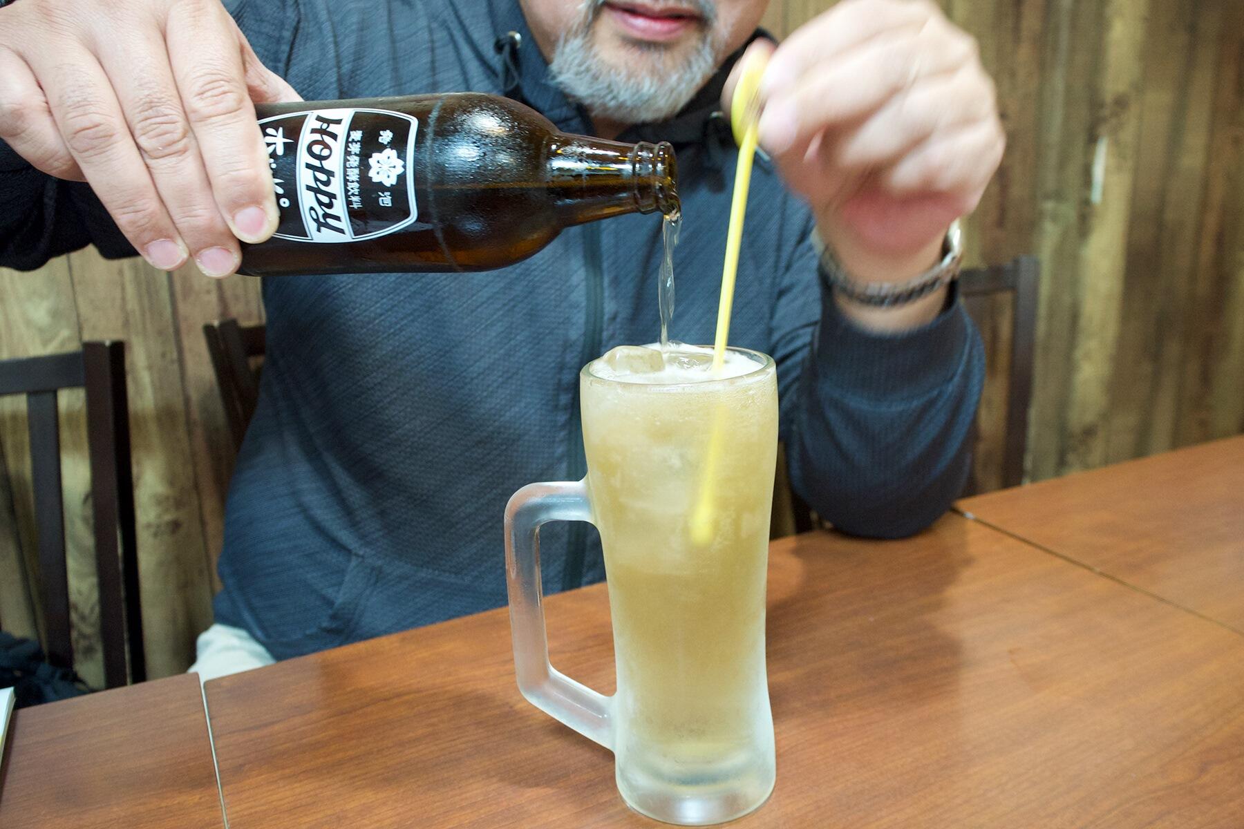 グラスに注ぐ様子