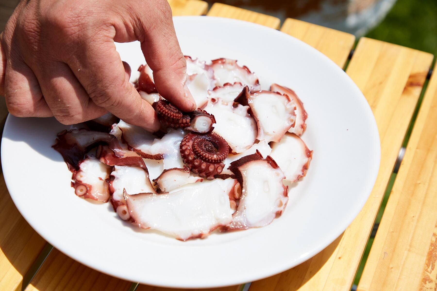 タコに塩をふる