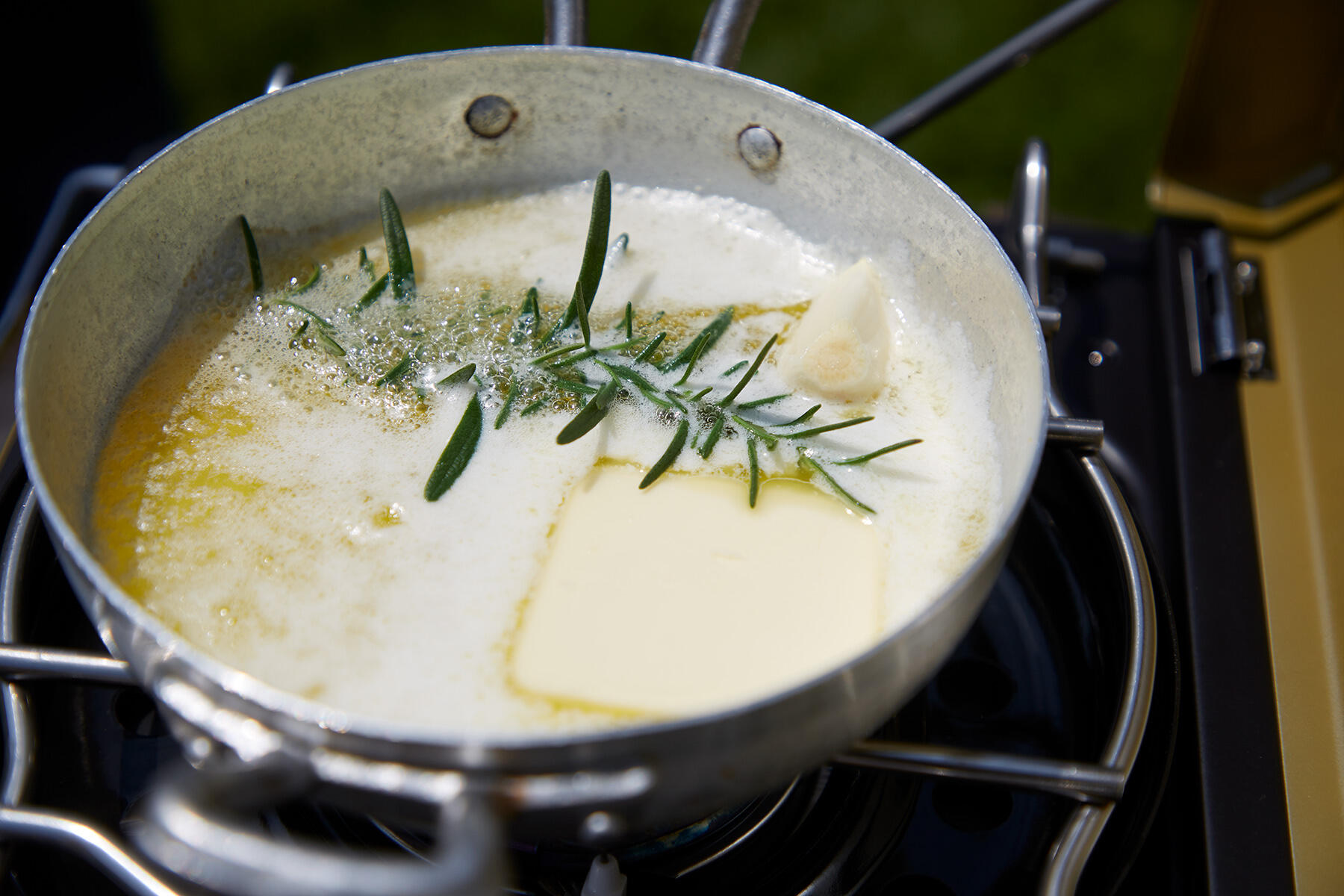 バターを火にかける