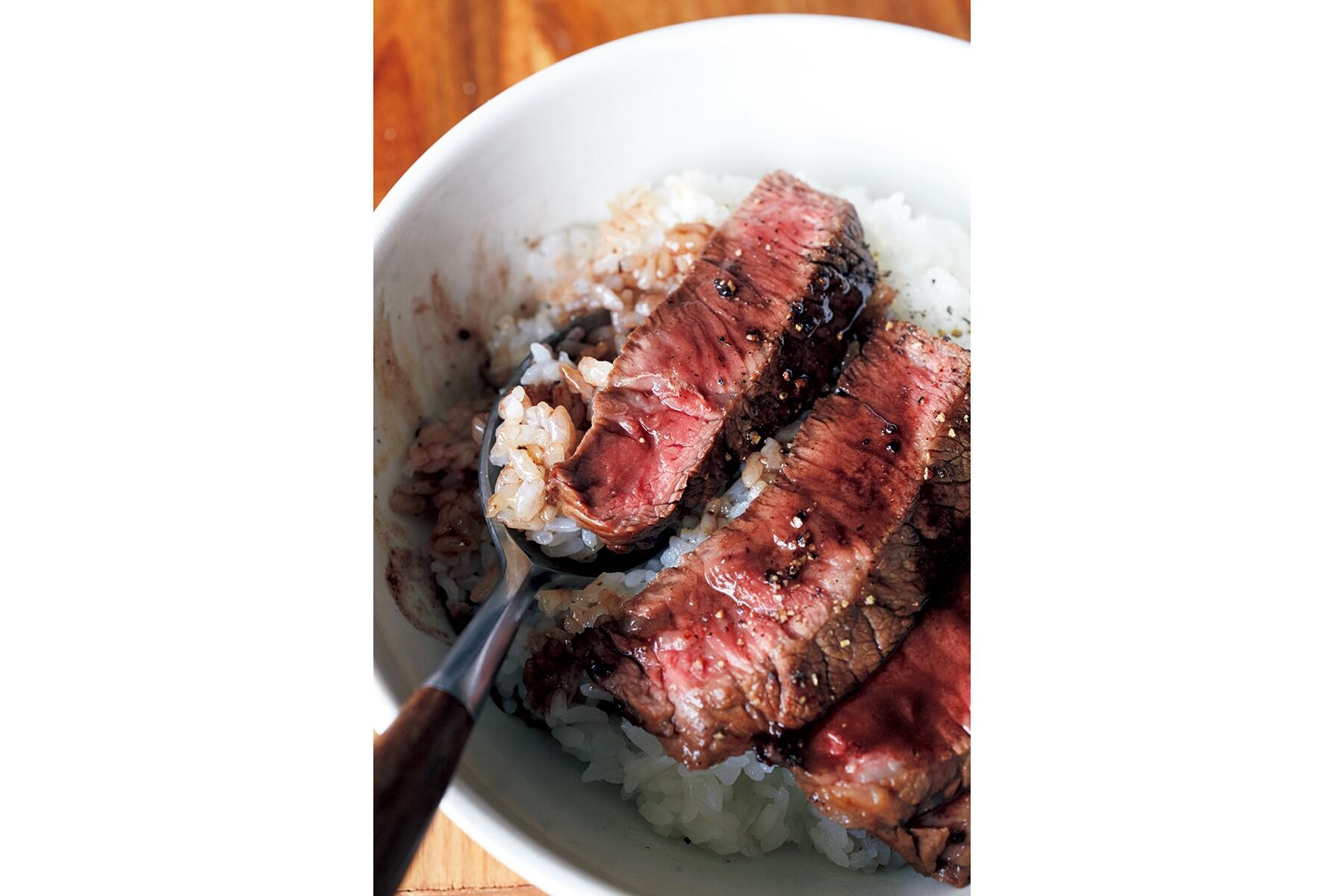 醤油バターがじゅわっと絡む“ステーキ丼”