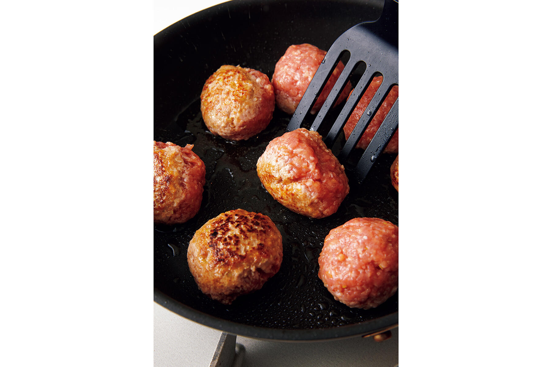 肉だんごとなすに焼き目をつける