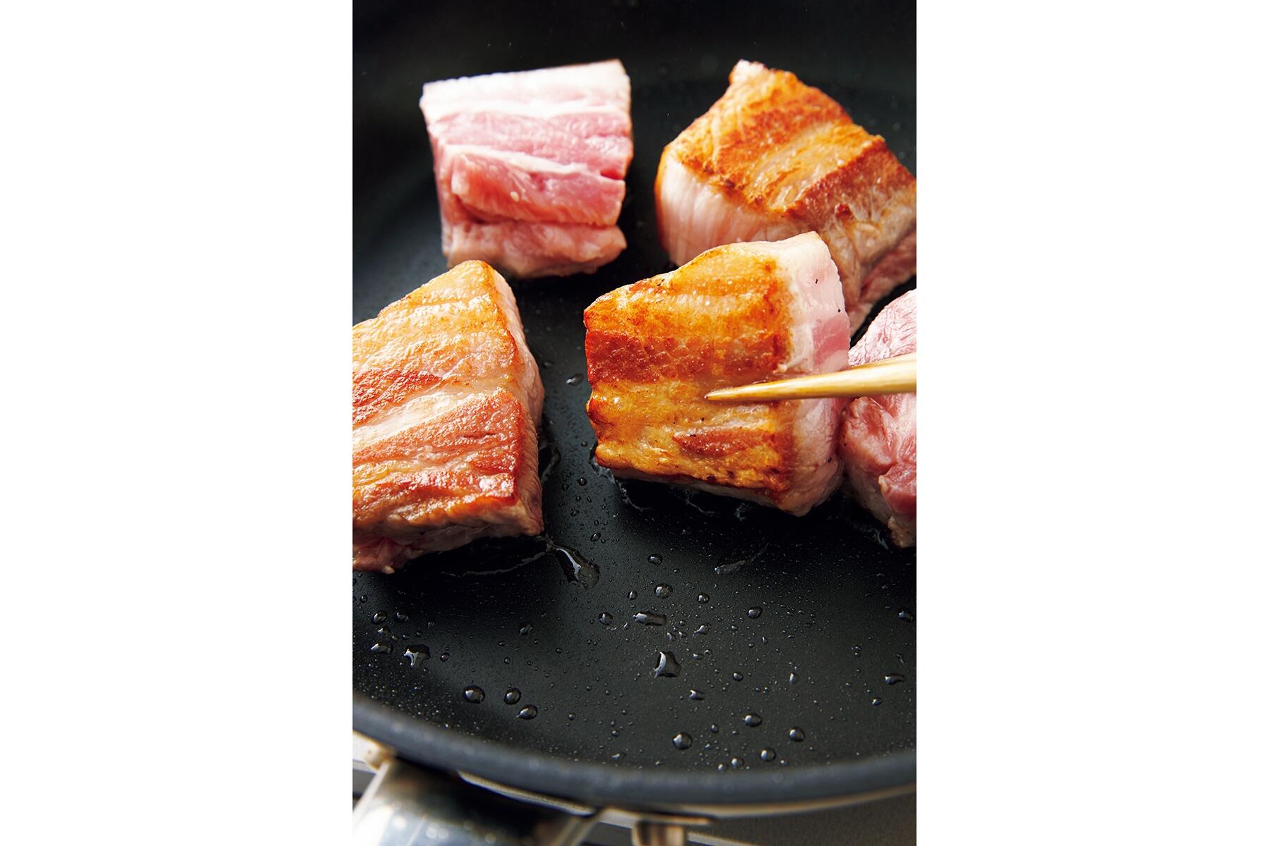 豚肉に焼き目をつける