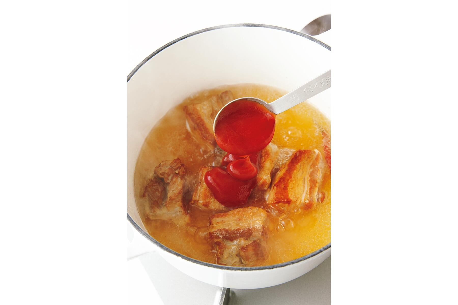 ケチャップを加え、さらに煮込む