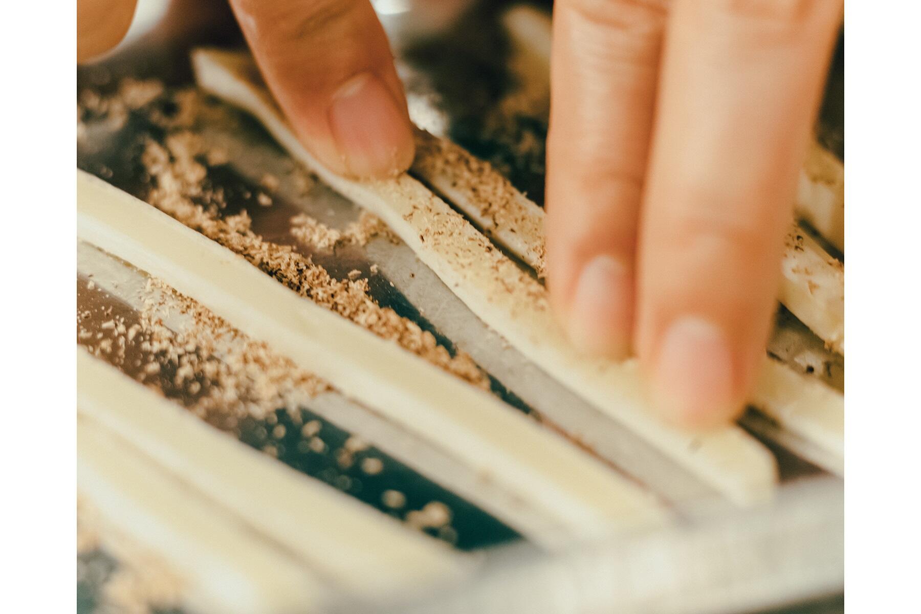 チーズ鱈にナツメグをまぶす