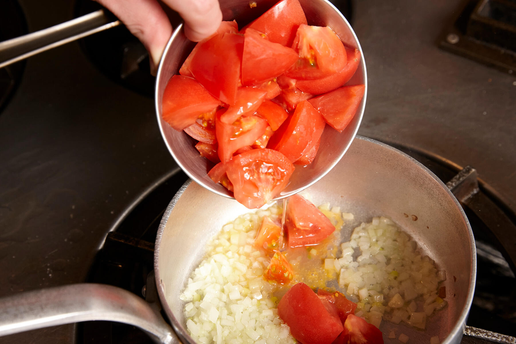 トマトを加える