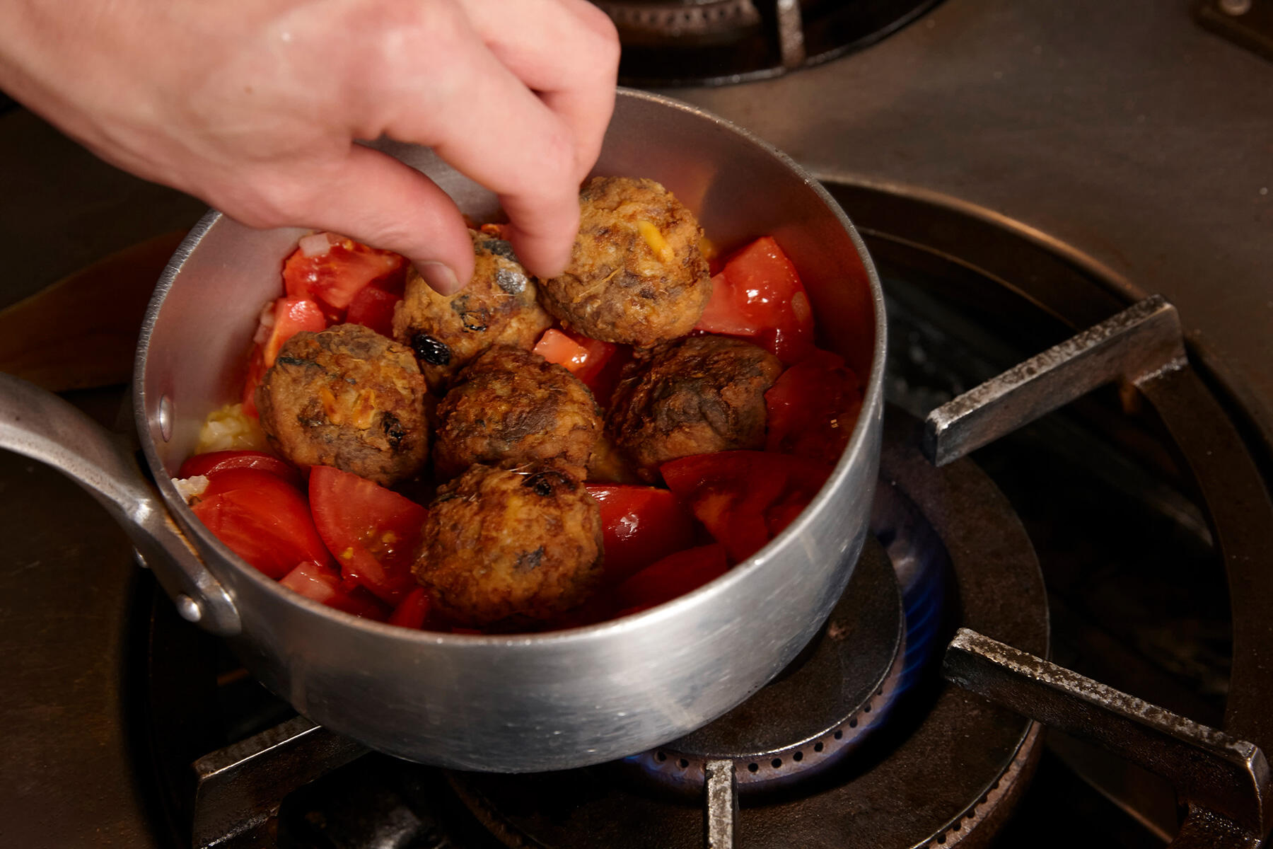 団子を入れて蒸し焼きにする