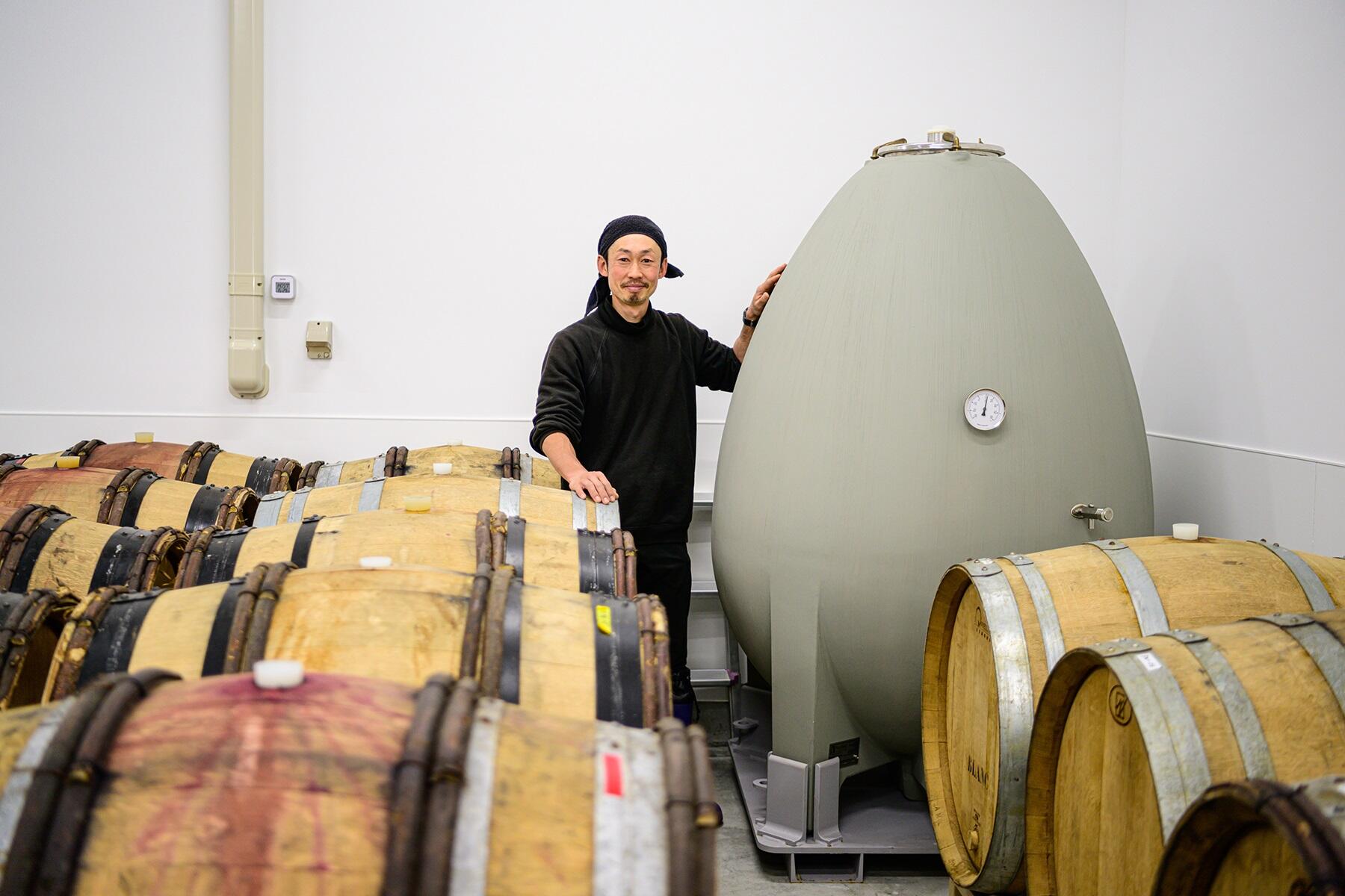 コンクリートタンクと桒原さん