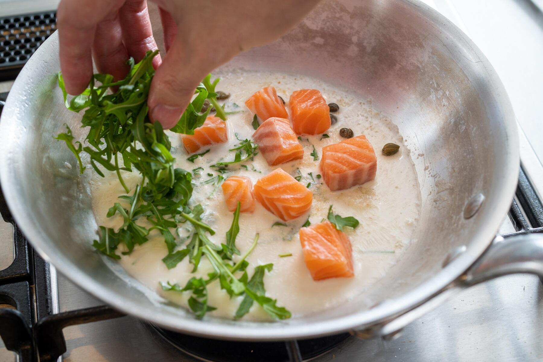 ルッコラの葉を加える