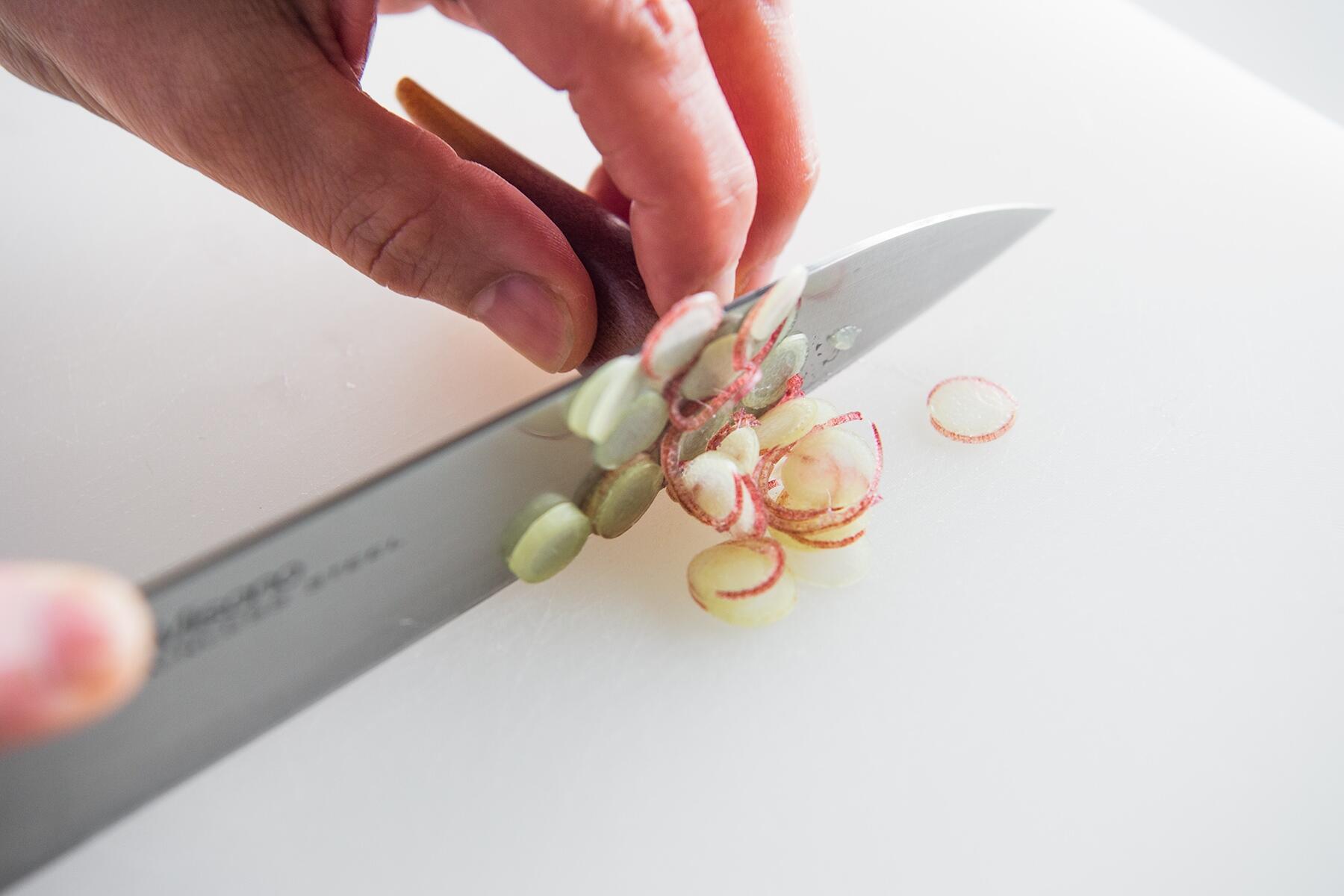 みょうがを切る