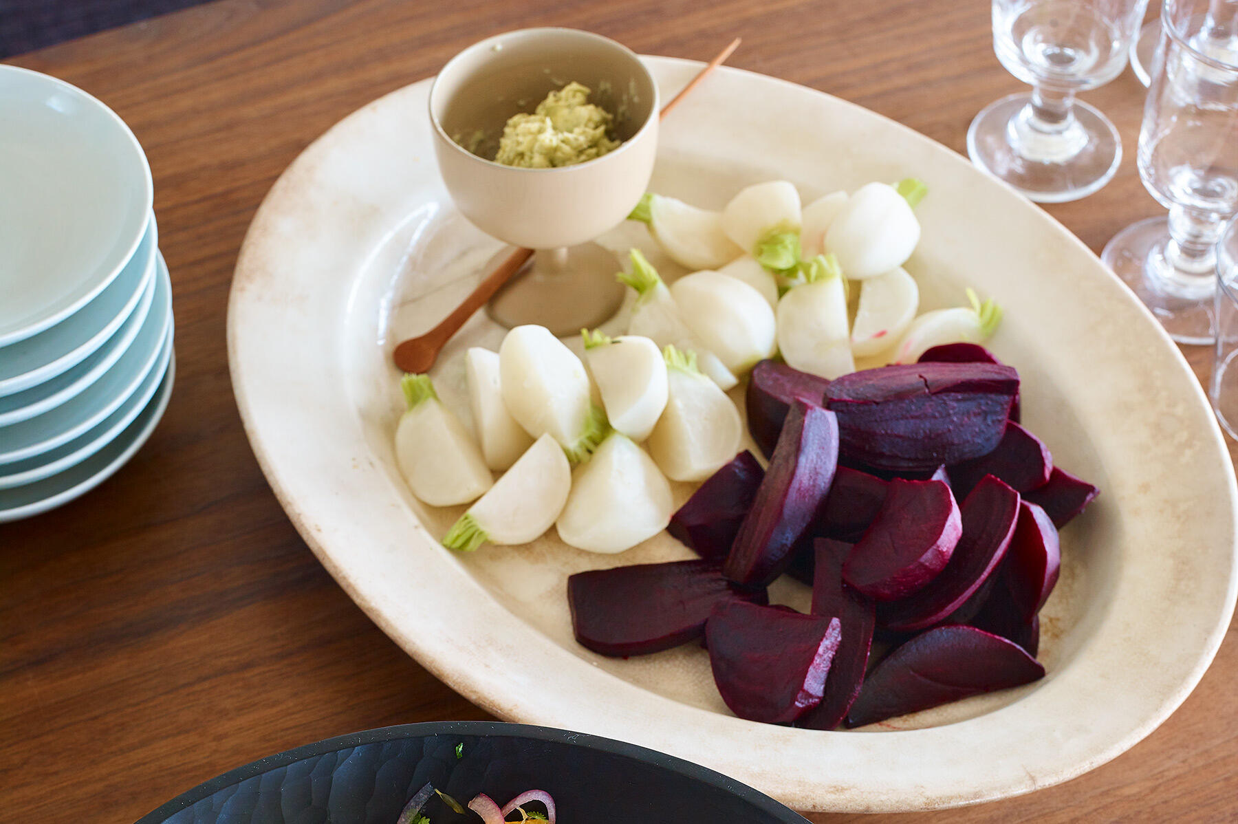 ほくほくとした根菜の美味しさを楽しむ“蒸しビーツとかぶの塩山椒バター添え”