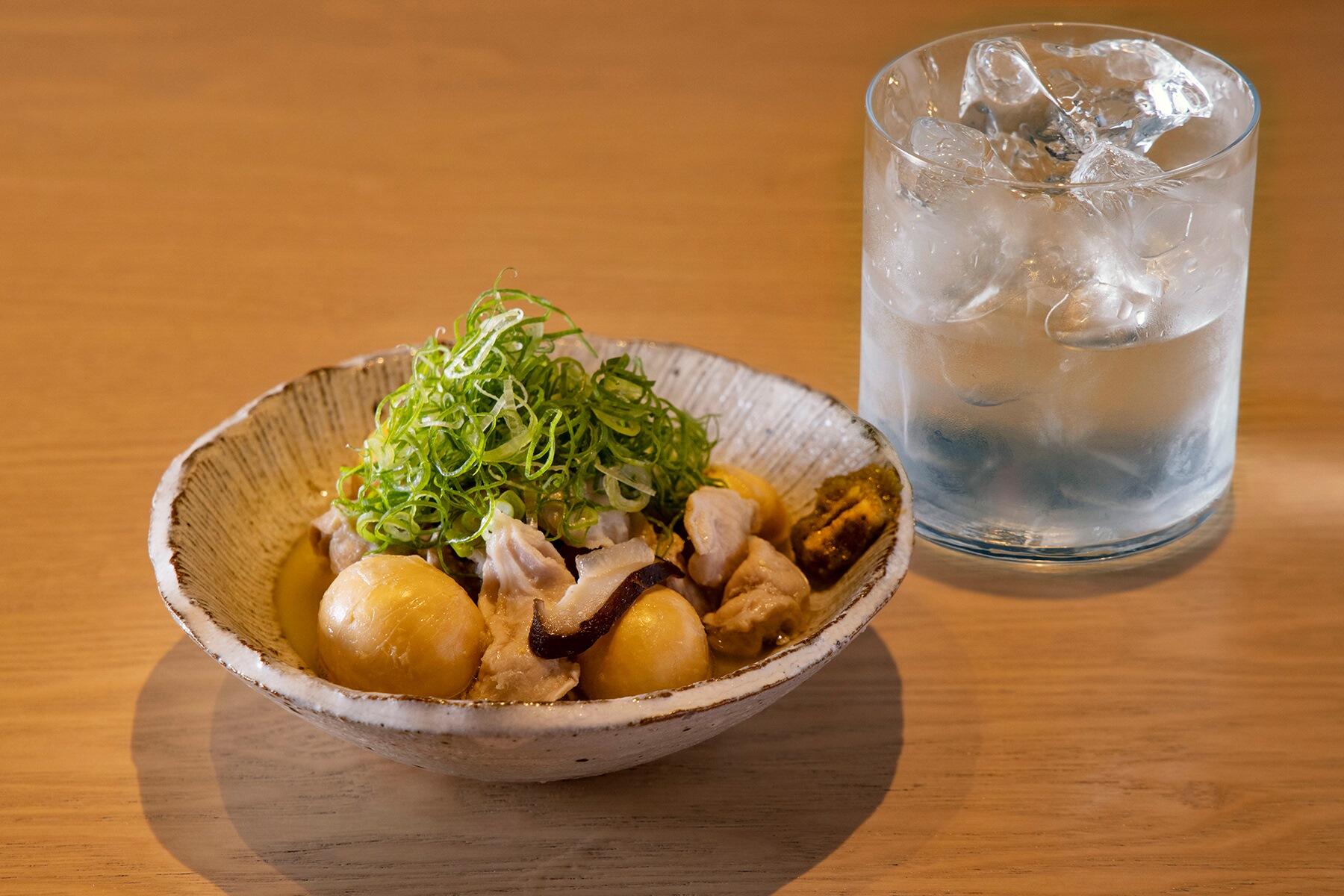 オンザロックで鶏塩煮込み