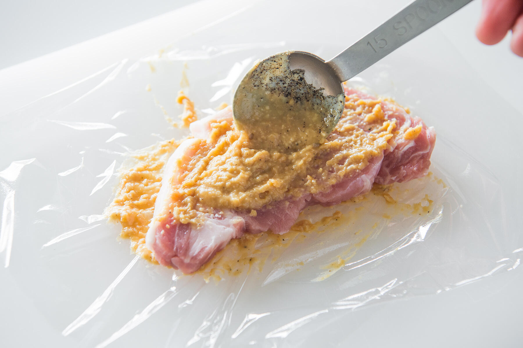 豚肉を漬け込む