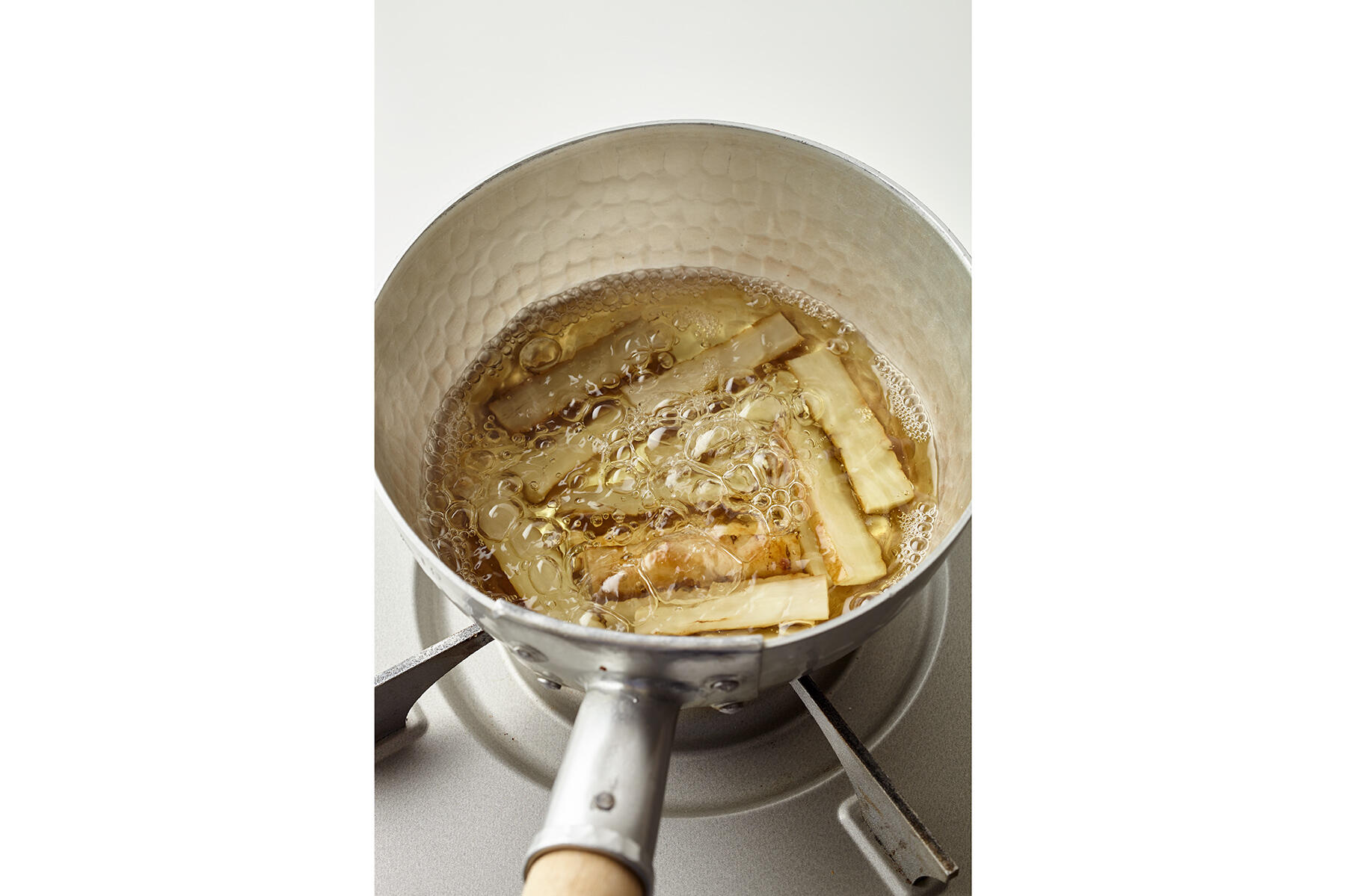 ごぼうをゆでる