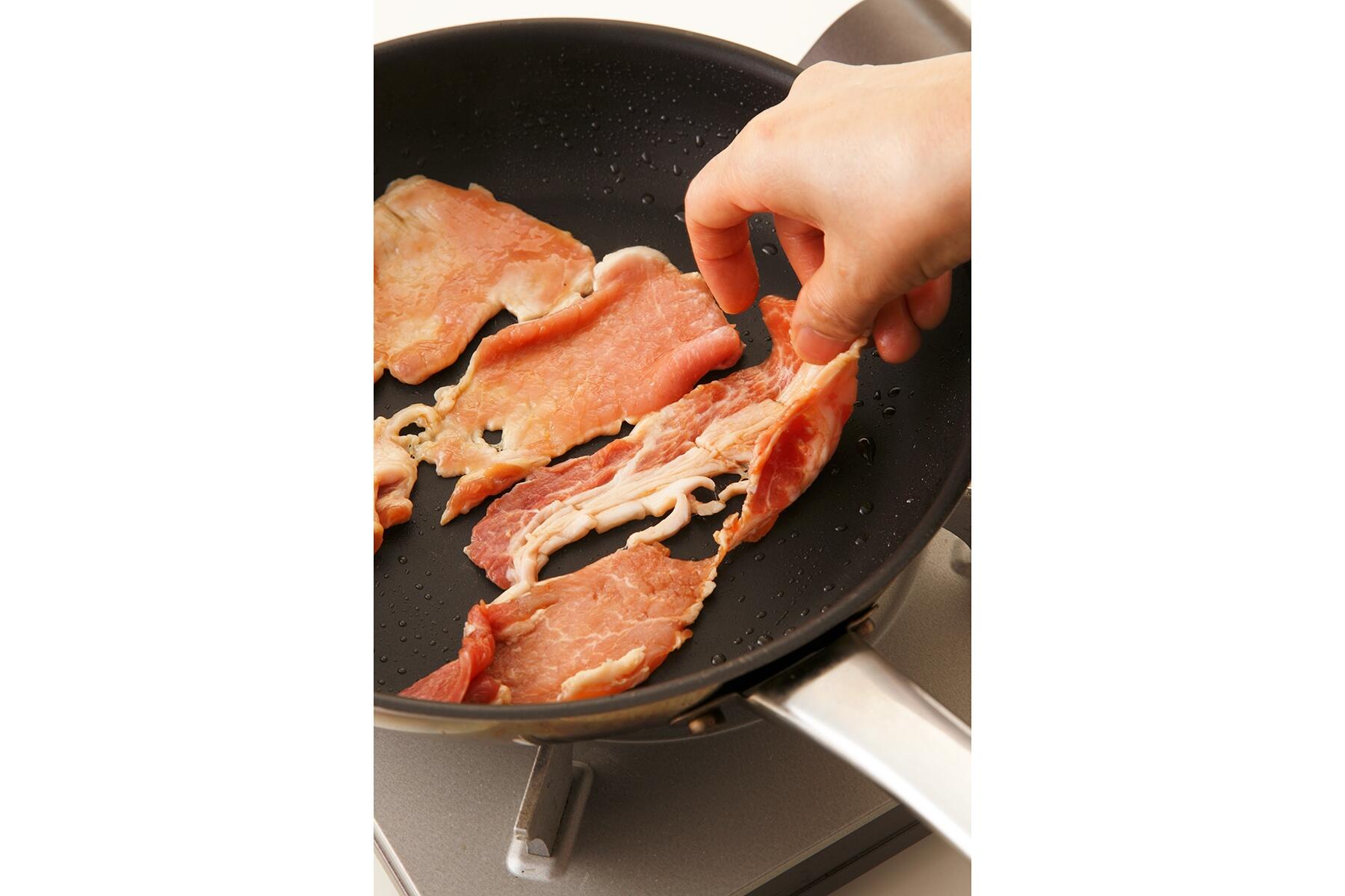 広げながらフライパンに置く