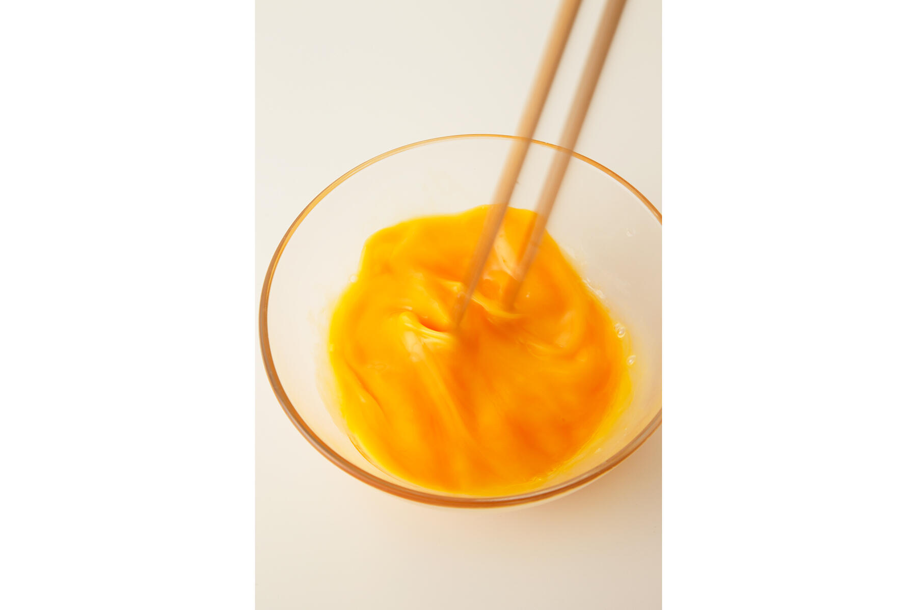 ボウルに卵をほぐす