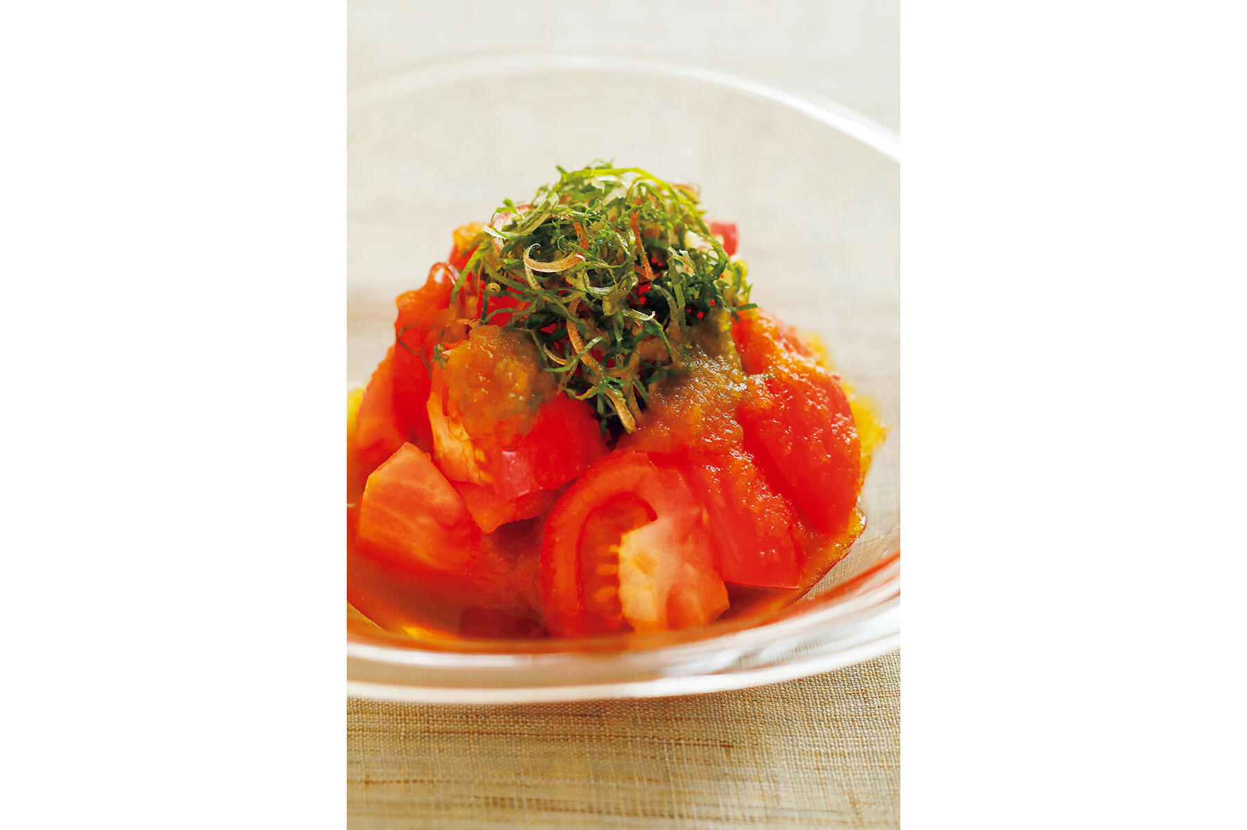 胡麻油の香ばしさが食欲をそそる“冷やしトマトの玉ねぎだれ”