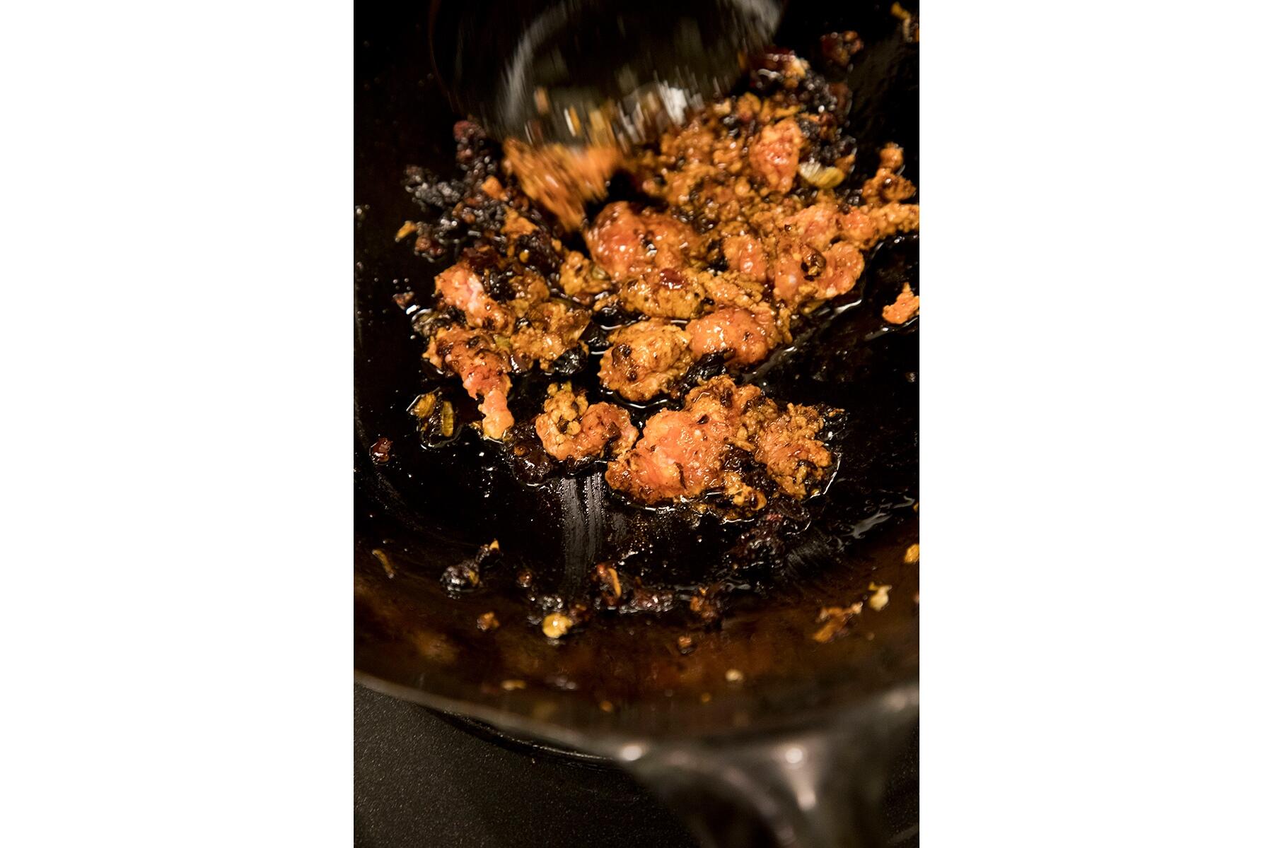 豚ひき肉を炒める