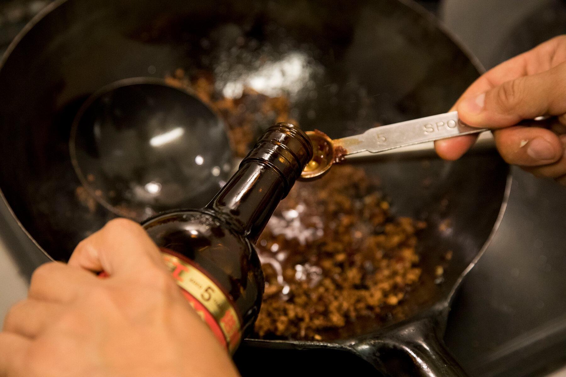 豚ひき肉を炒める