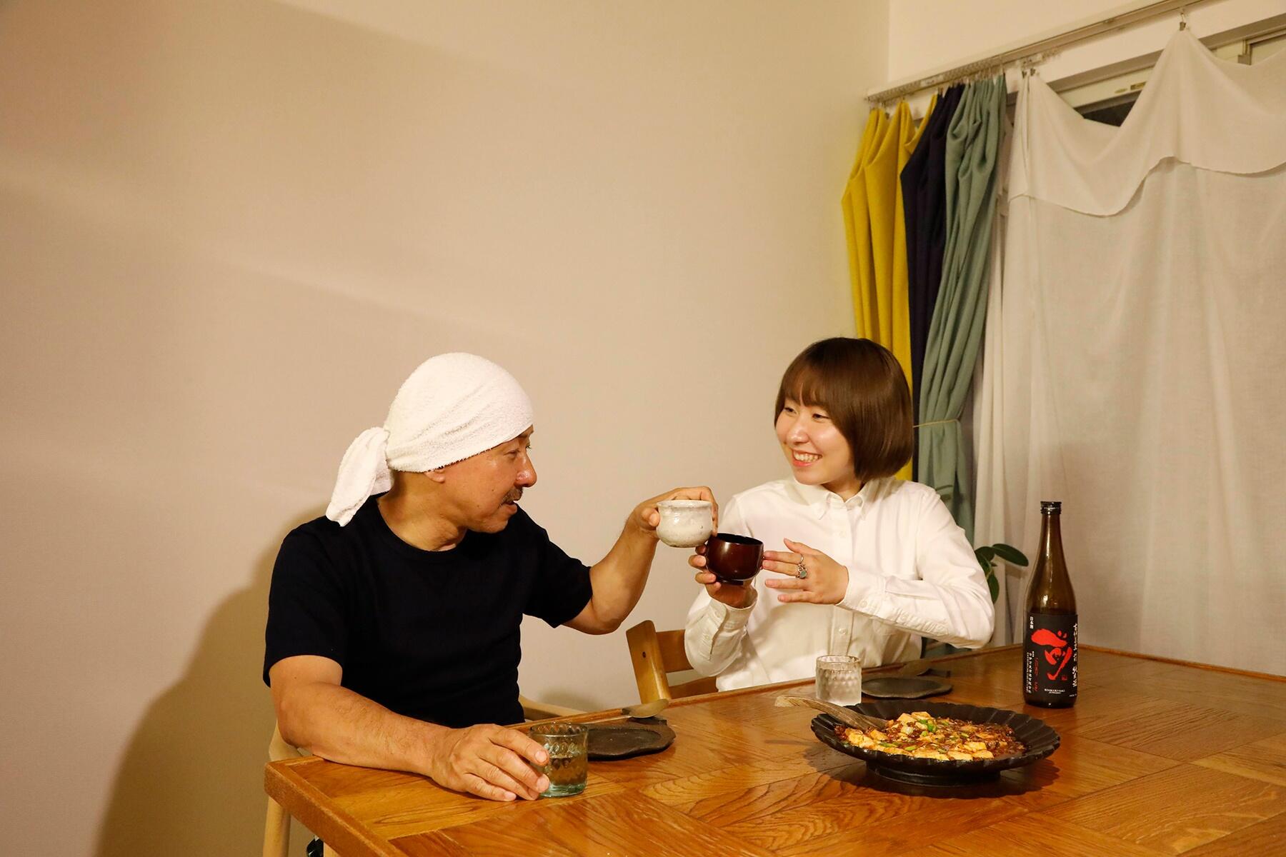 飲み交わす男女