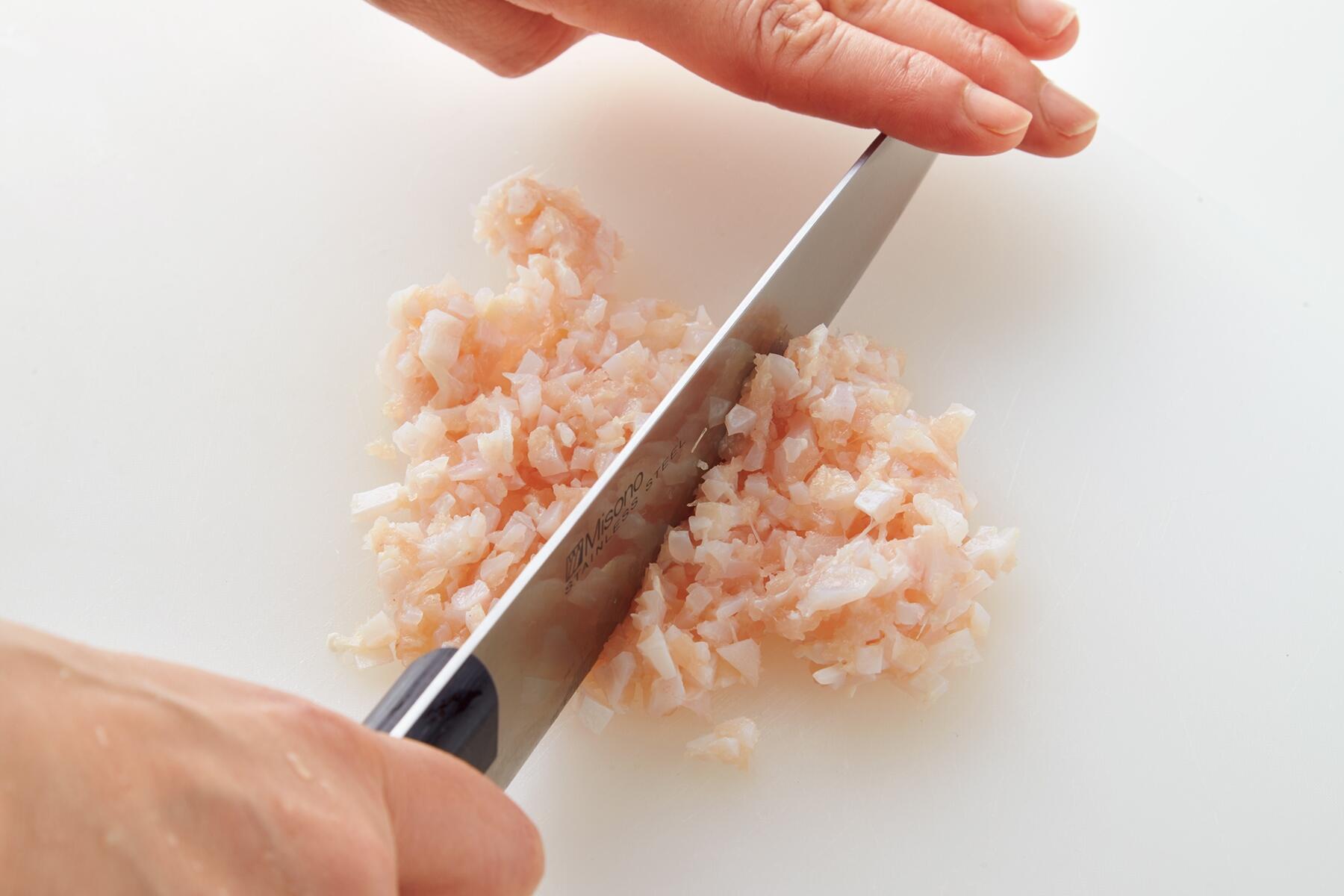 軟骨をみじん切りにする