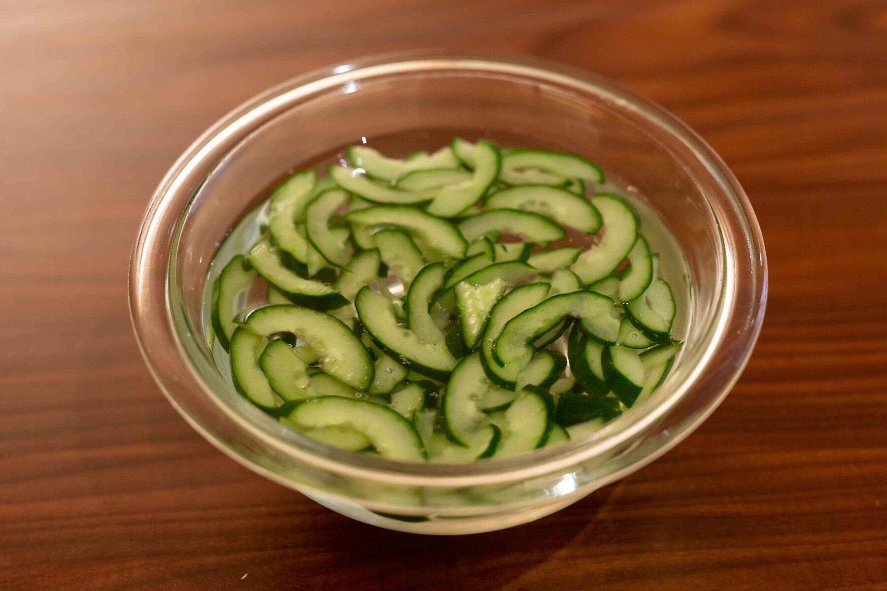 きゅうりを切る