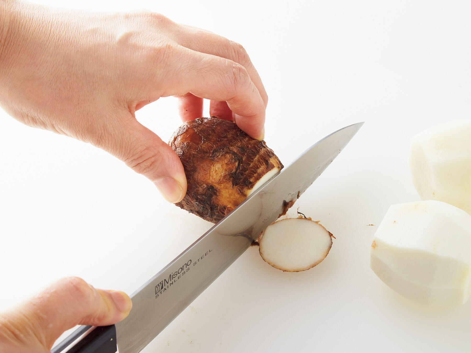 里芋をカットする